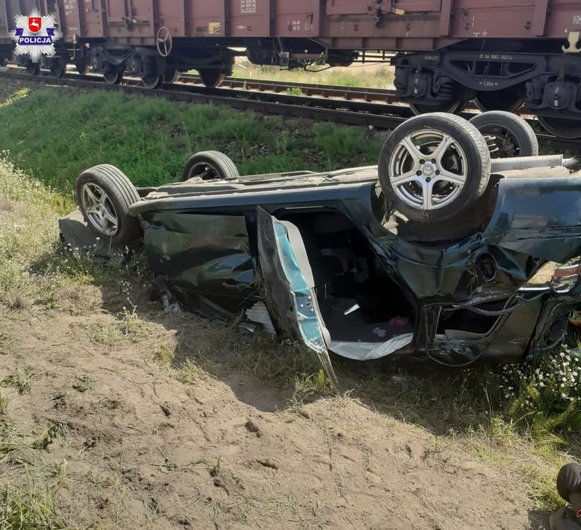 Pociąg uderzył w pojazd, którym podróżowała rodzina. Interweniował śmigłowiec LPR (zdjęcia)