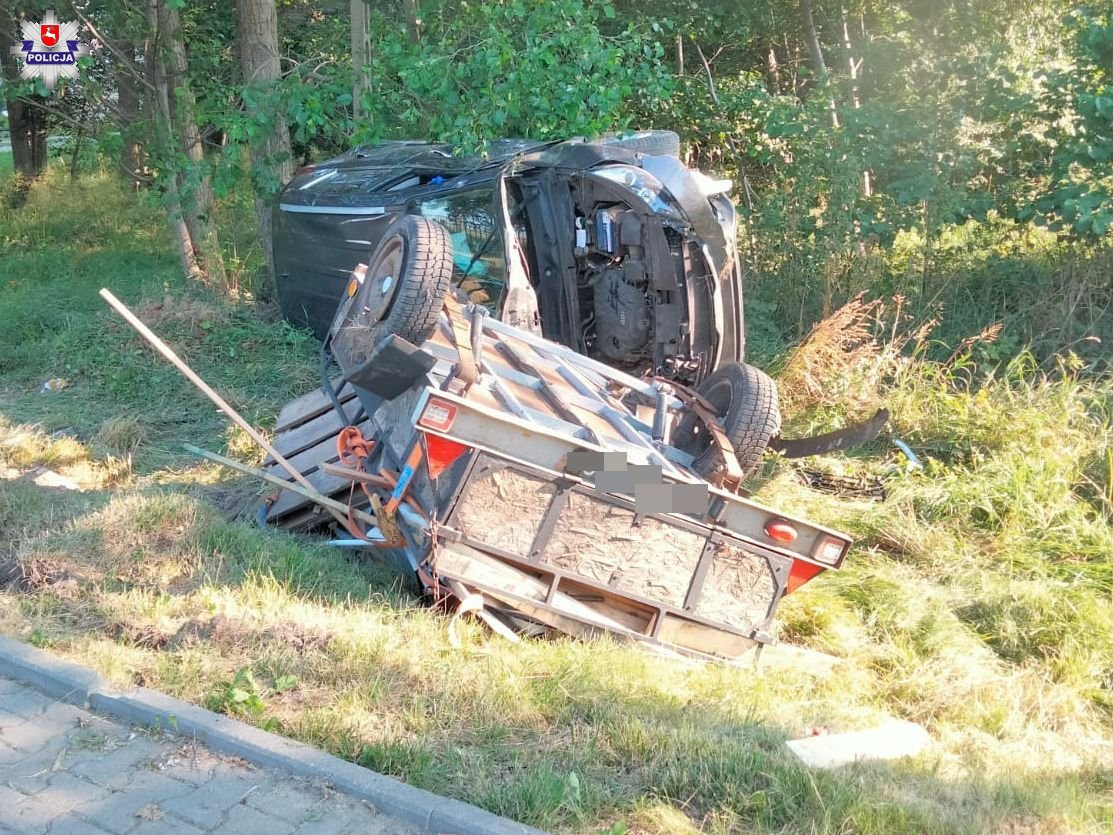 Groźny wypadek na krajowej 17. Kierowca z poważnymi obrażeniami ciała trafił do szpitala (zdjęcia)