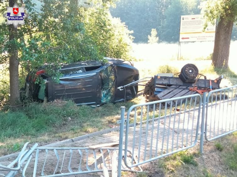 Groźny wypadek na krajowej 17. Kierowca z poważnymi obrażeniami ciała trafił do szpitala (zdjęcia)
