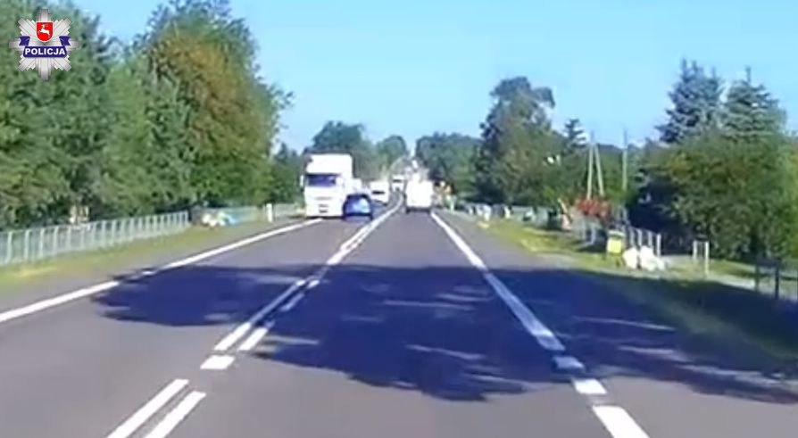 Zjechał na przeciwległy pas ruchu i zderzył się z ciężarówką. Moment kolizji zarejestrowała kamera (wideo)