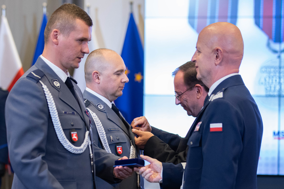 Policjanci z lubelskiego garnizonu odznaczeni medalami za uratowanie mężczyzny z pożaru (zdjęcia)