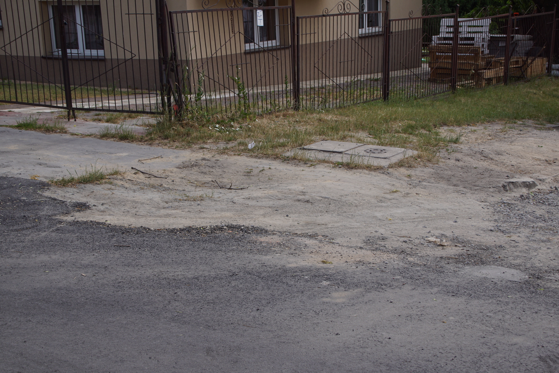 Pół ulicy wyremontowano, pół zdewastowano. „Wykonawca naprawi jezdnię poprzez ułożenie destruktu” (zdjęcia)