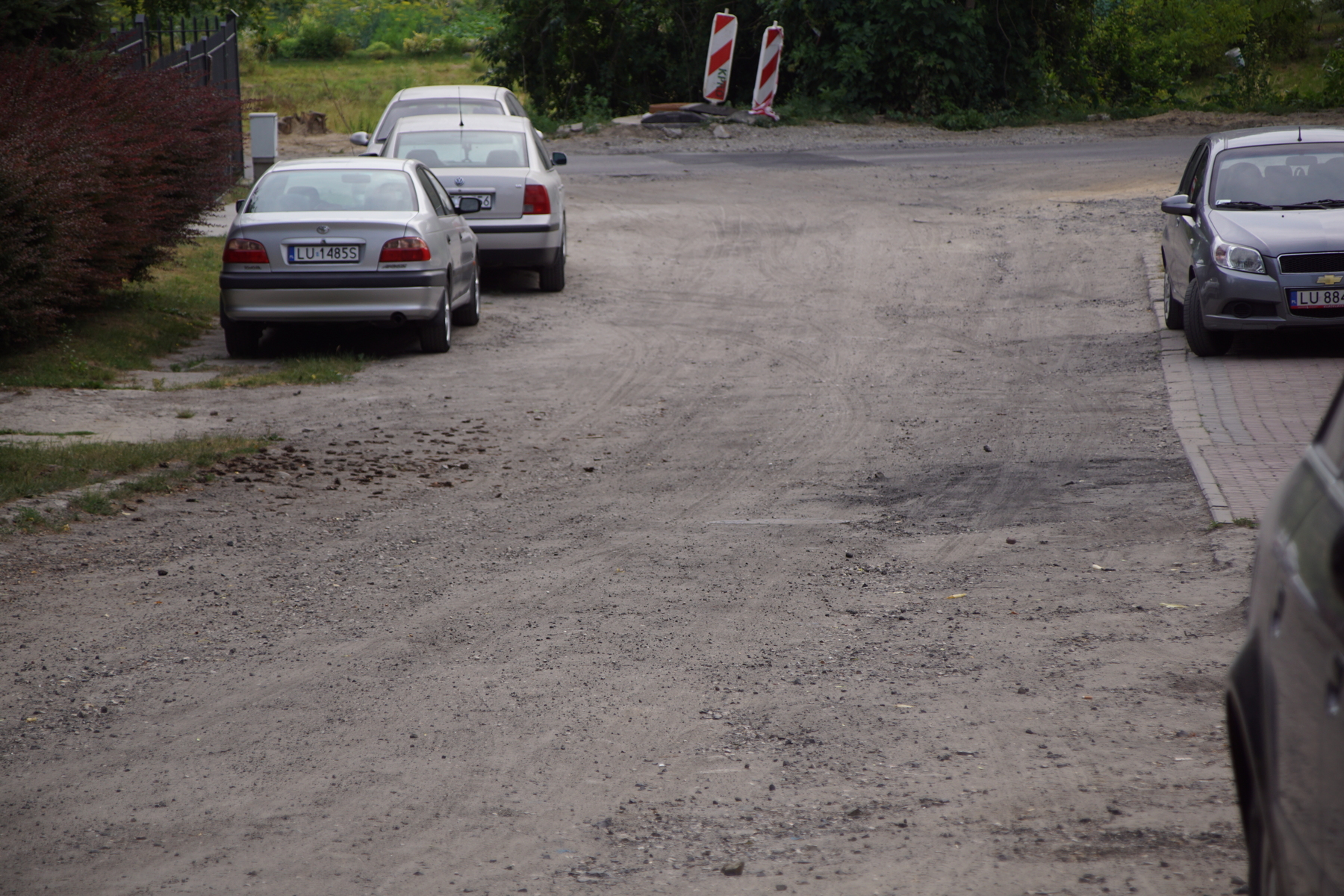 Pół ulicy wyremontowano, pół zdewastowano. „Wykonawca naprawi jezdnię poprzez ułożenie destruktu” (zdjęcia)