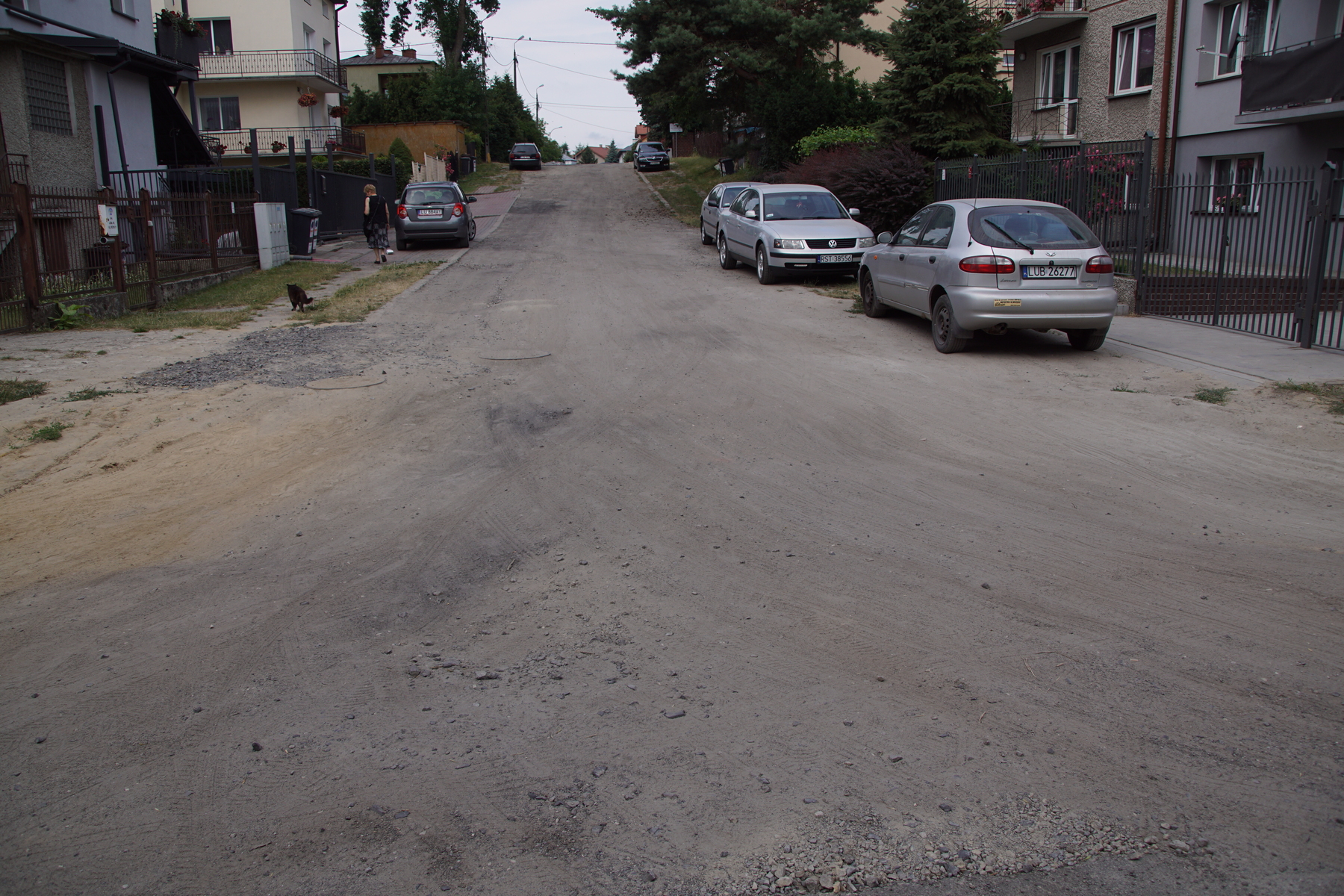 Pół ulicy wyremontowano, pół zdewastowano. „Wykonawca naprawi jezdnię poprzez ułożenie destruktu” (zdjęcia)