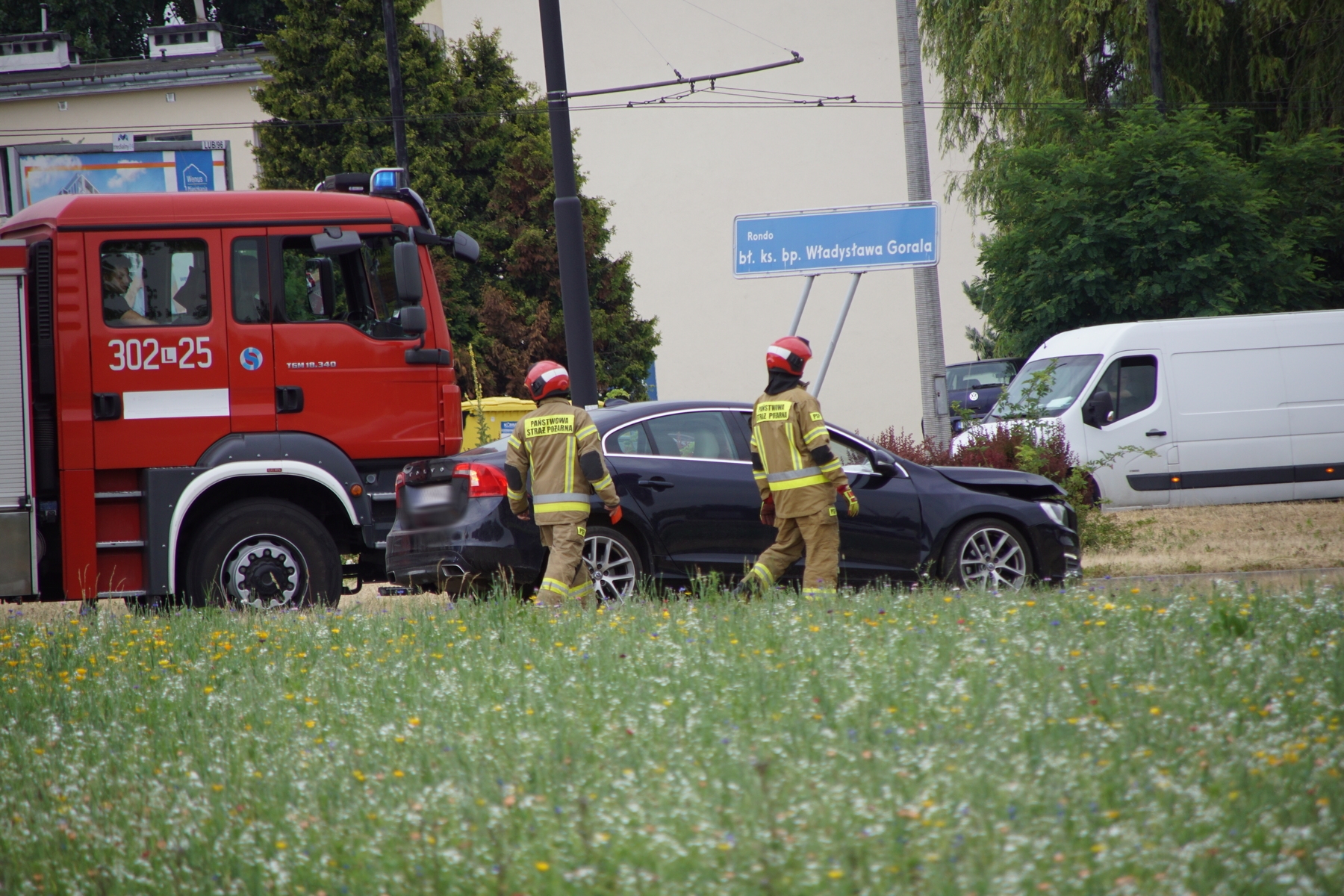 Zderzenie dwóch pojazdów na ul. Diamentowej. Kolejne najechanie w ostatnich dniach (zdjęcia)