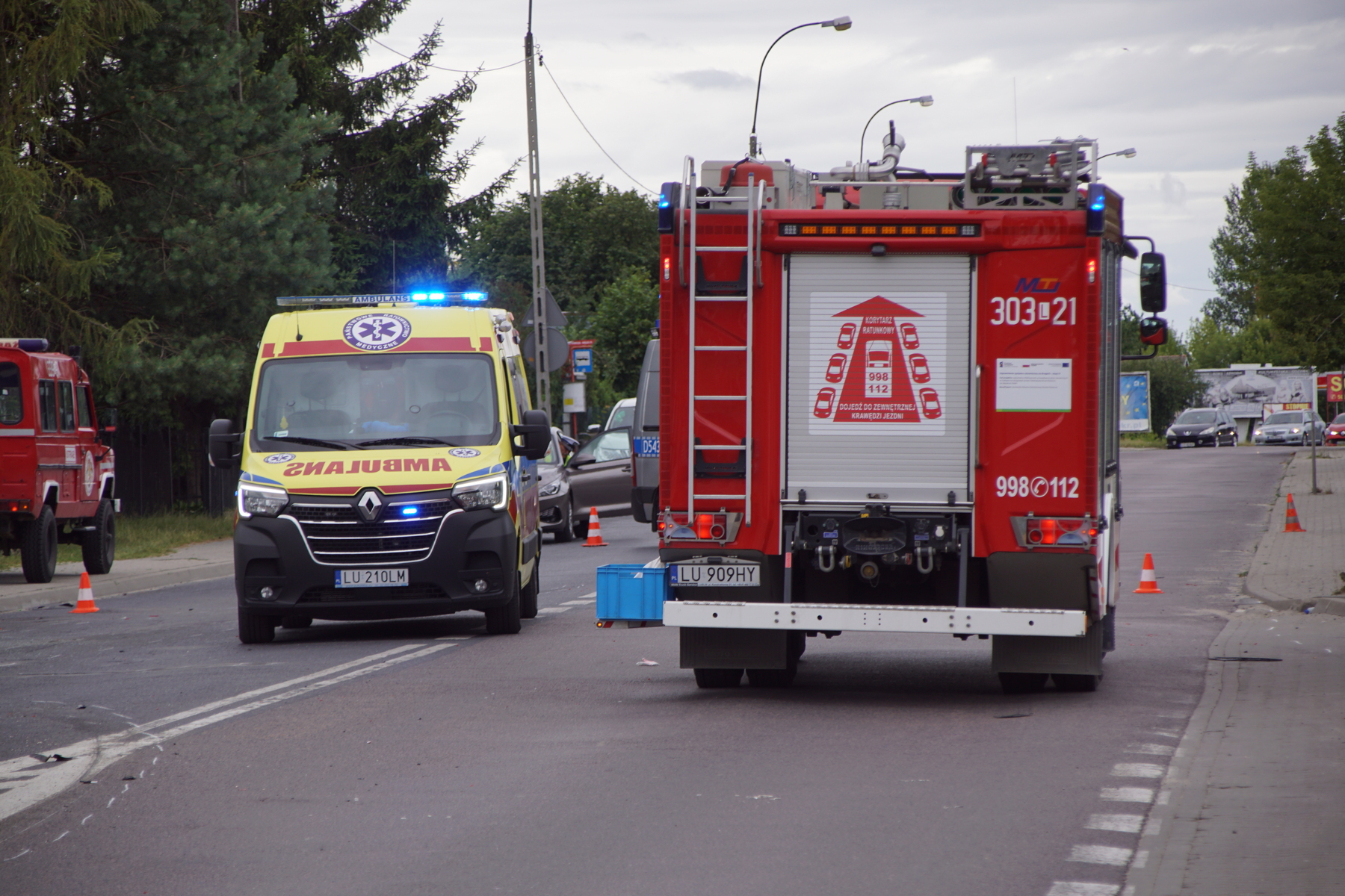 Utrudnienia w ruchu na ul. Turystycznej po zderzeniu audi z volkswagenem. Trzy osoby trafiły do szpitala (zdjęcia)