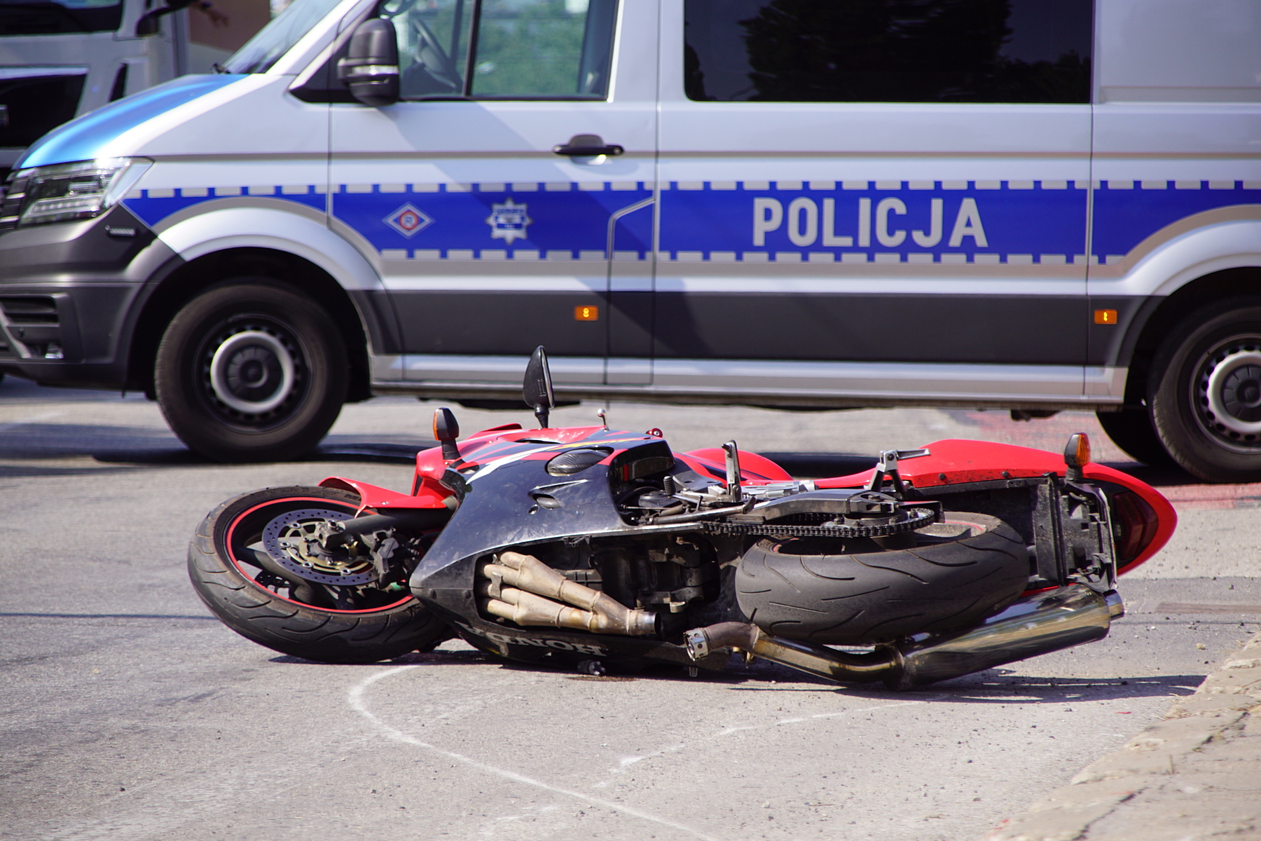 Zablokowana ul. Diamentowa po wypadku z udziałem motocyklisty (zdjęcia)
