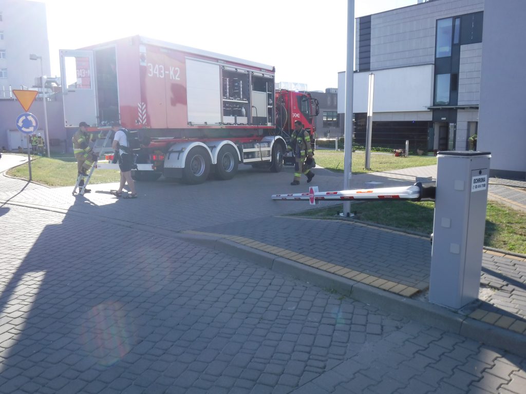 9 zastępów straży pożarnej walczyło z ogniem w szpitalu. Ewakuowano pacjentów, interweniowała grupa operacyjna z KW PSP Lublinie (zdjęcia)