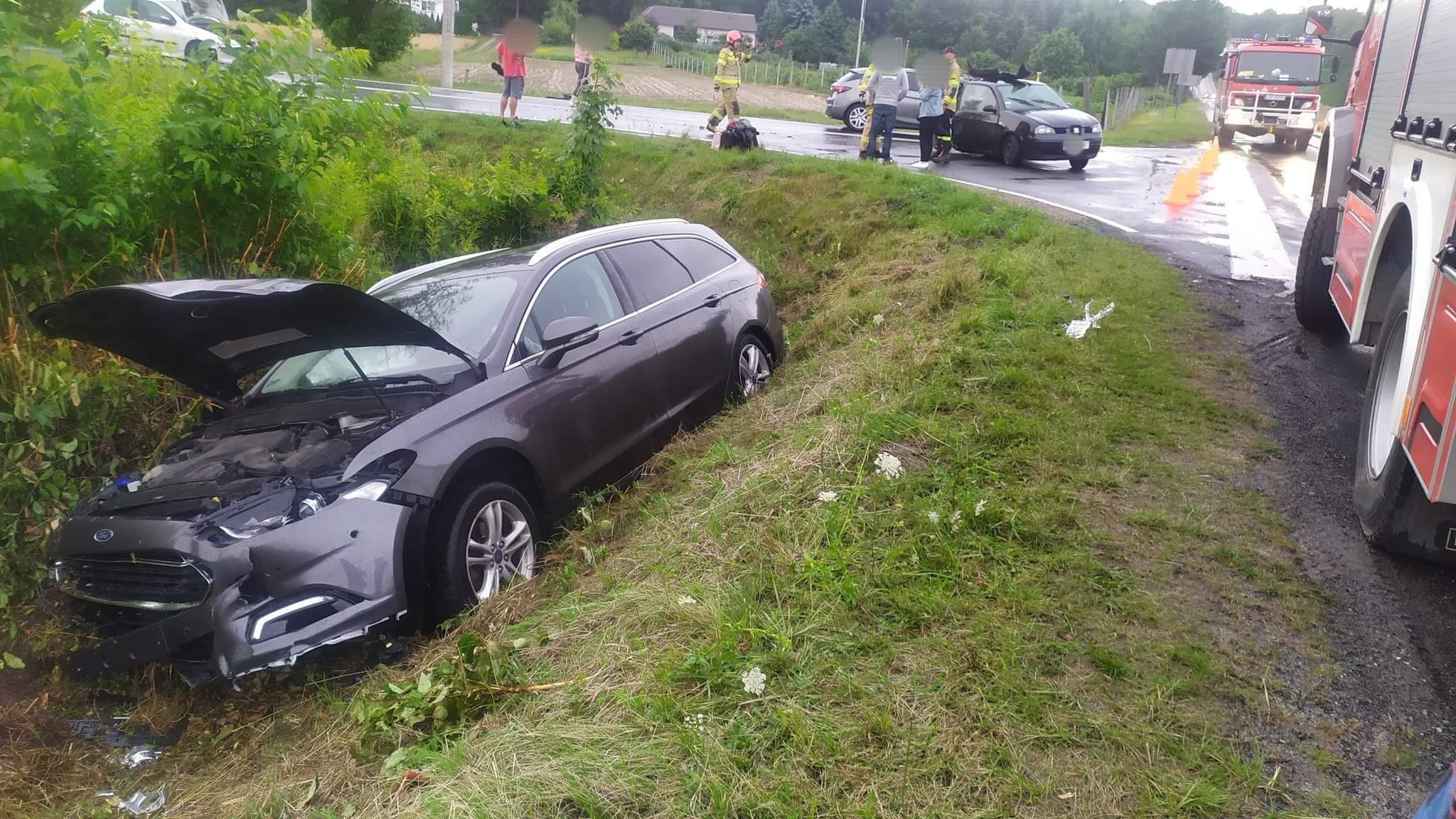 Zderzenie trzech aut koło Kazimierza Dolnego. Dwie osoby poszkodowane (zdjęcia)