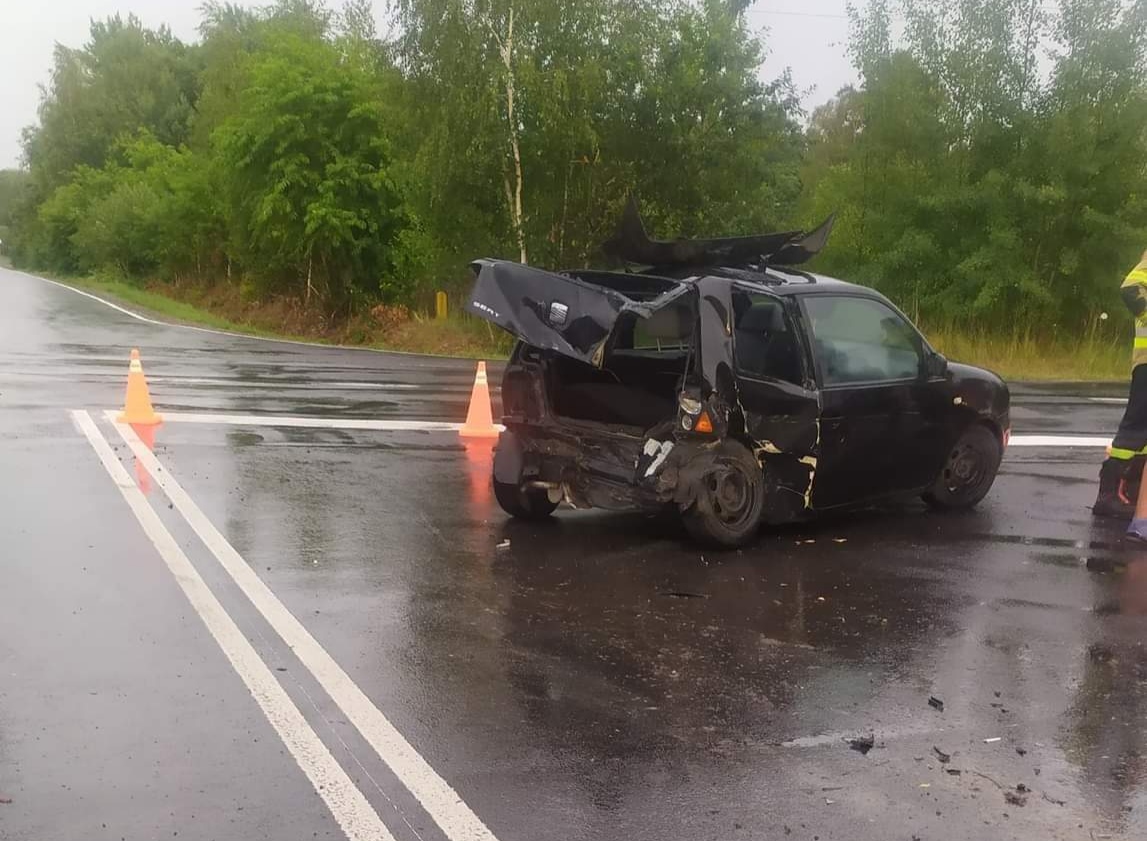 Zderzenie trzech aut koło Kazimierza Dolnego. Dwie osoby poszkodowane (zdjęcia)