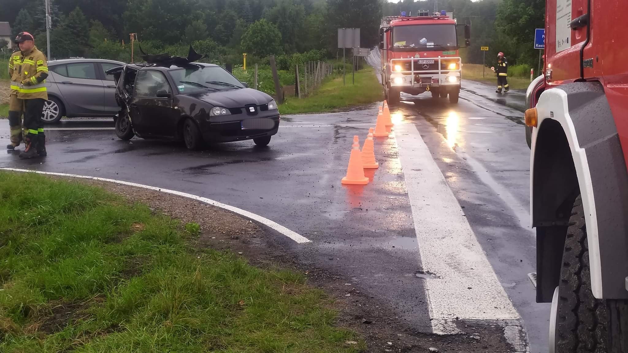 Zderzenie trzech aut koło Kazimierza Dolnego. Dwie osoby poszkodowane (zdjęcia)