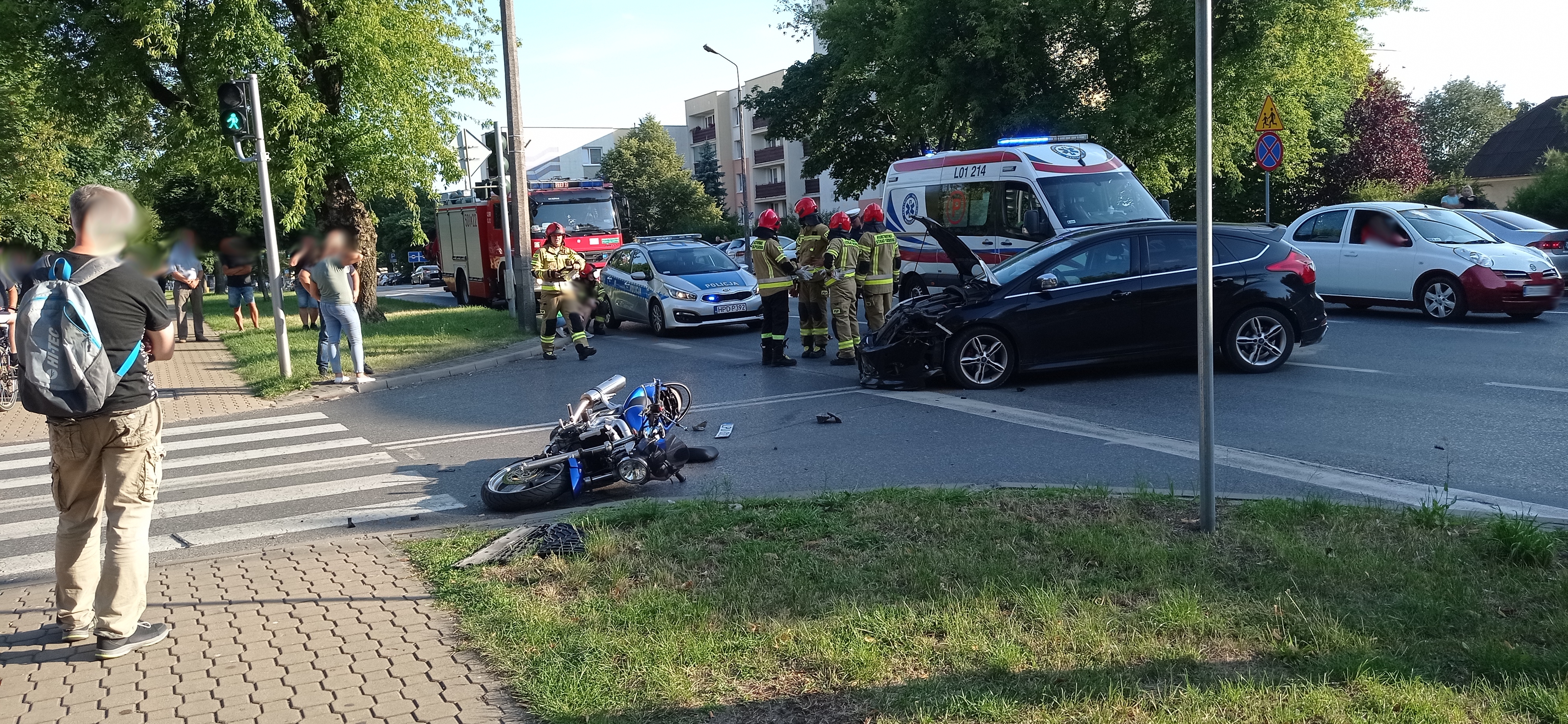 Skręcała fordem w lewo, zderzyła się z motocyklistą. Mężczyzna trafił do szpitala (zdjęcia)