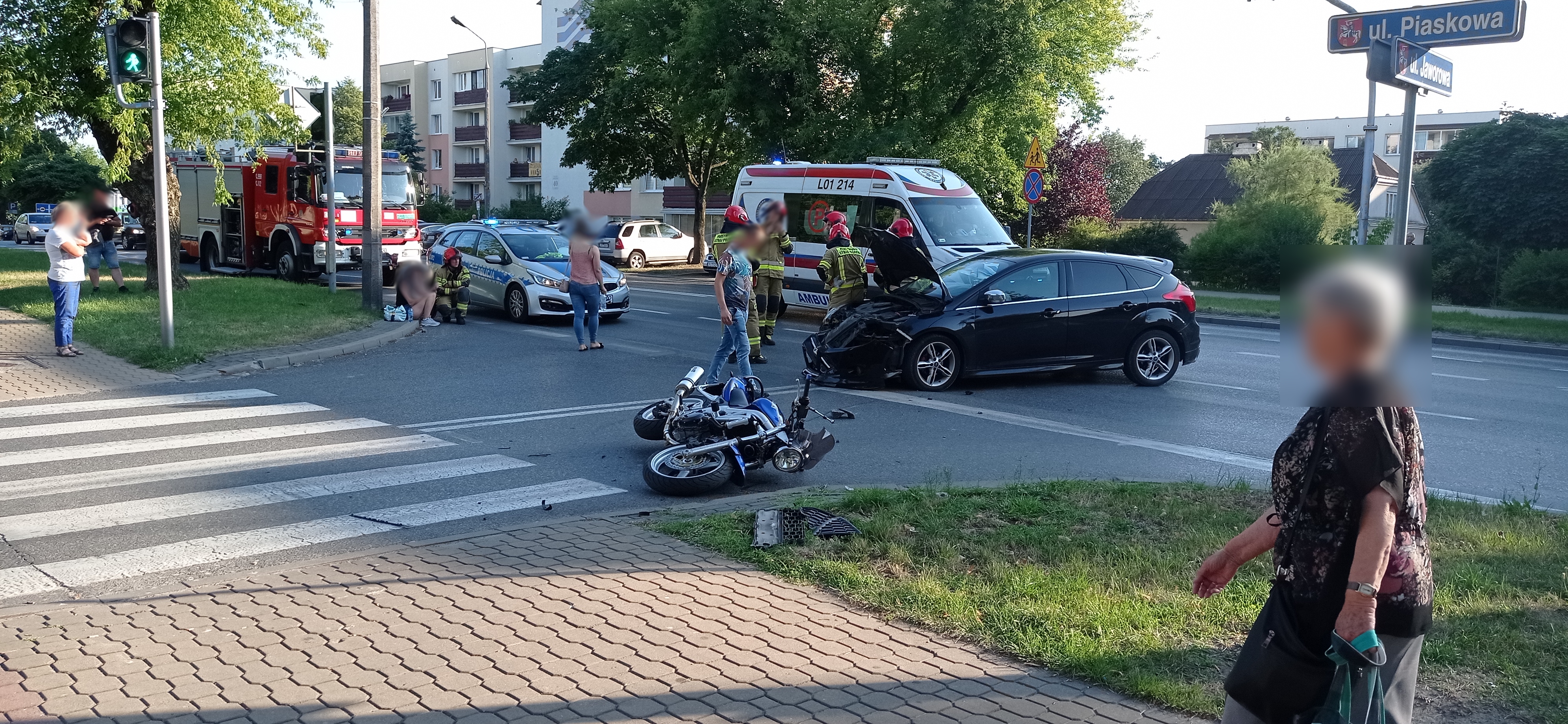 Skręcała fordem w lewo, zderzyła się z motocyklistą. Mężczyzna trafił do szpitala (zdjęcia)