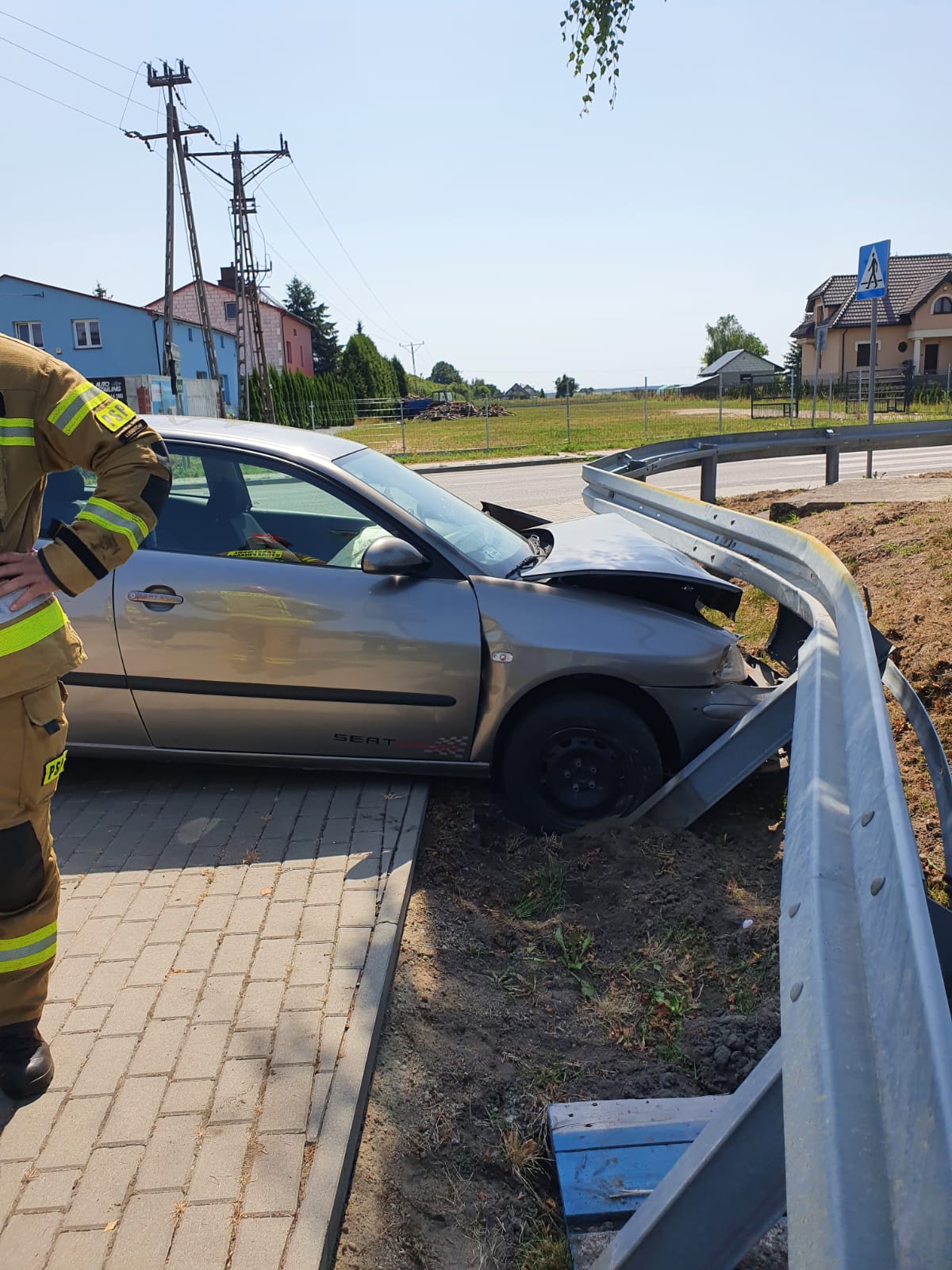 W trakcie jazdy od auta oderwało się koło, pojazd uderzył w barierę energochłonną (zdjęcia)