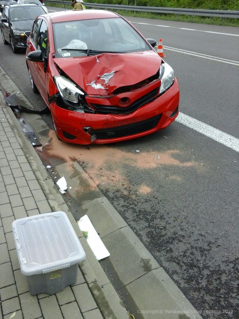 Toyota zderzyła się z kołem. Odpadło ono od jadącej ciężarówki (zdjęcia)