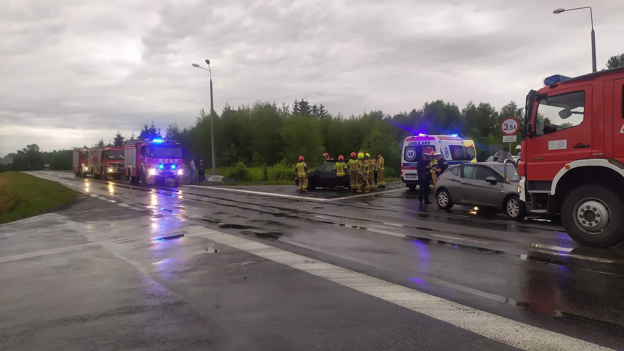 Zderzenie trzech aut koło Kazimierza Dolnego. Dwie osoby poszkodowane (zdjęcia)