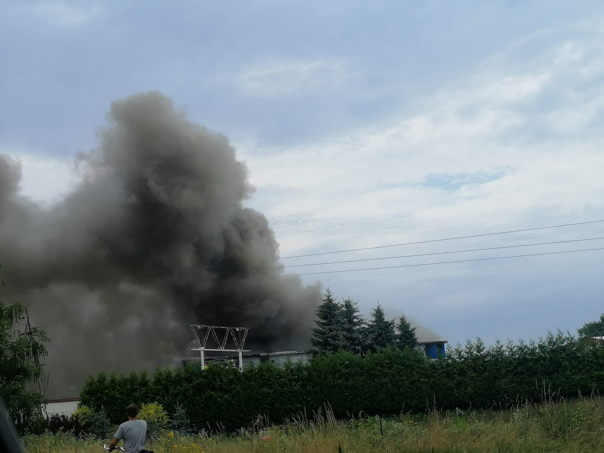 Kilkudziesięciu strażaków walczy z pożarem hali w Piotrawinie (zdjęcia)