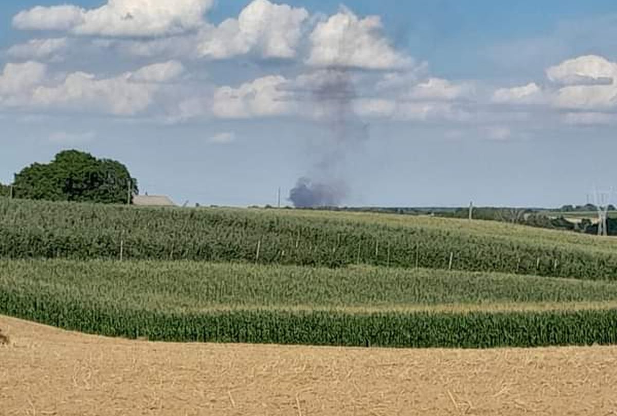 Płomienie przerwały żniwa. Kombajn spłonął w trakcie zbioru zboża (zdjęcia)