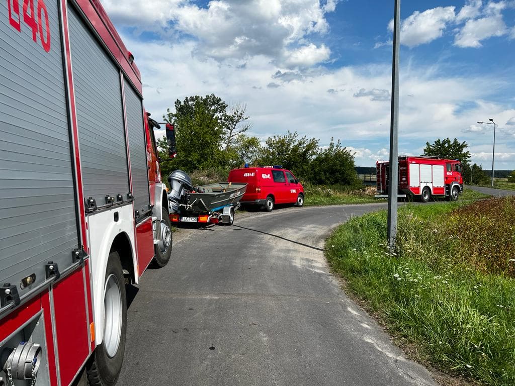 Mężczyzna wpadł do rzeki. Ratownicy godzinę walczyli o jego życie, reanimacja się powiodła (zdjęcia)