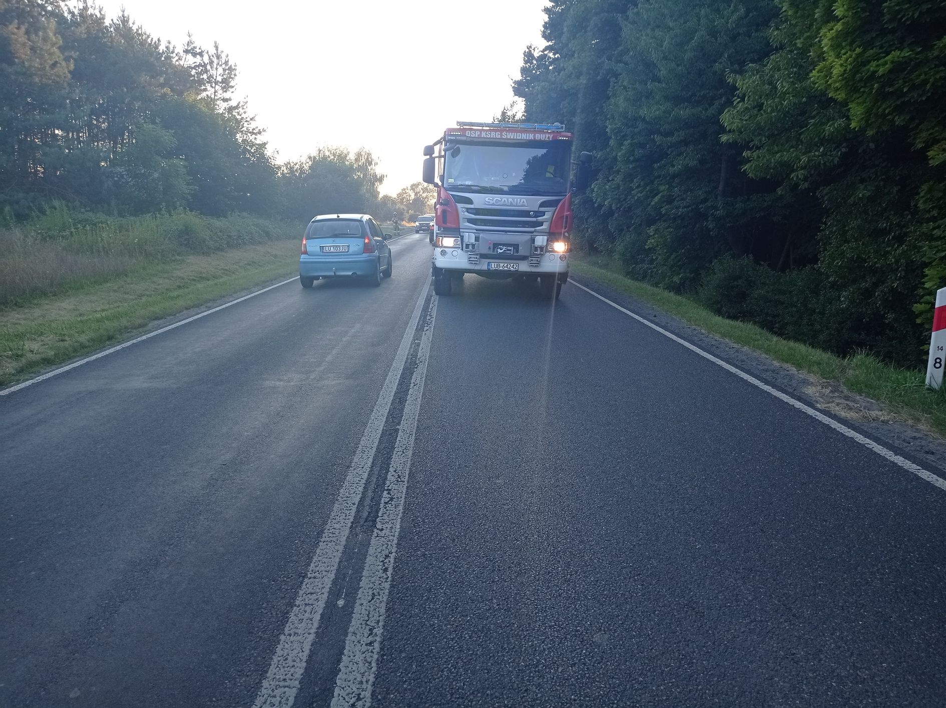 Samochód osobowy zderzył się z ciągnikiem rolniczym. Są utrudnienia na trasie Lublin – Łęczna (zdjęcia)
