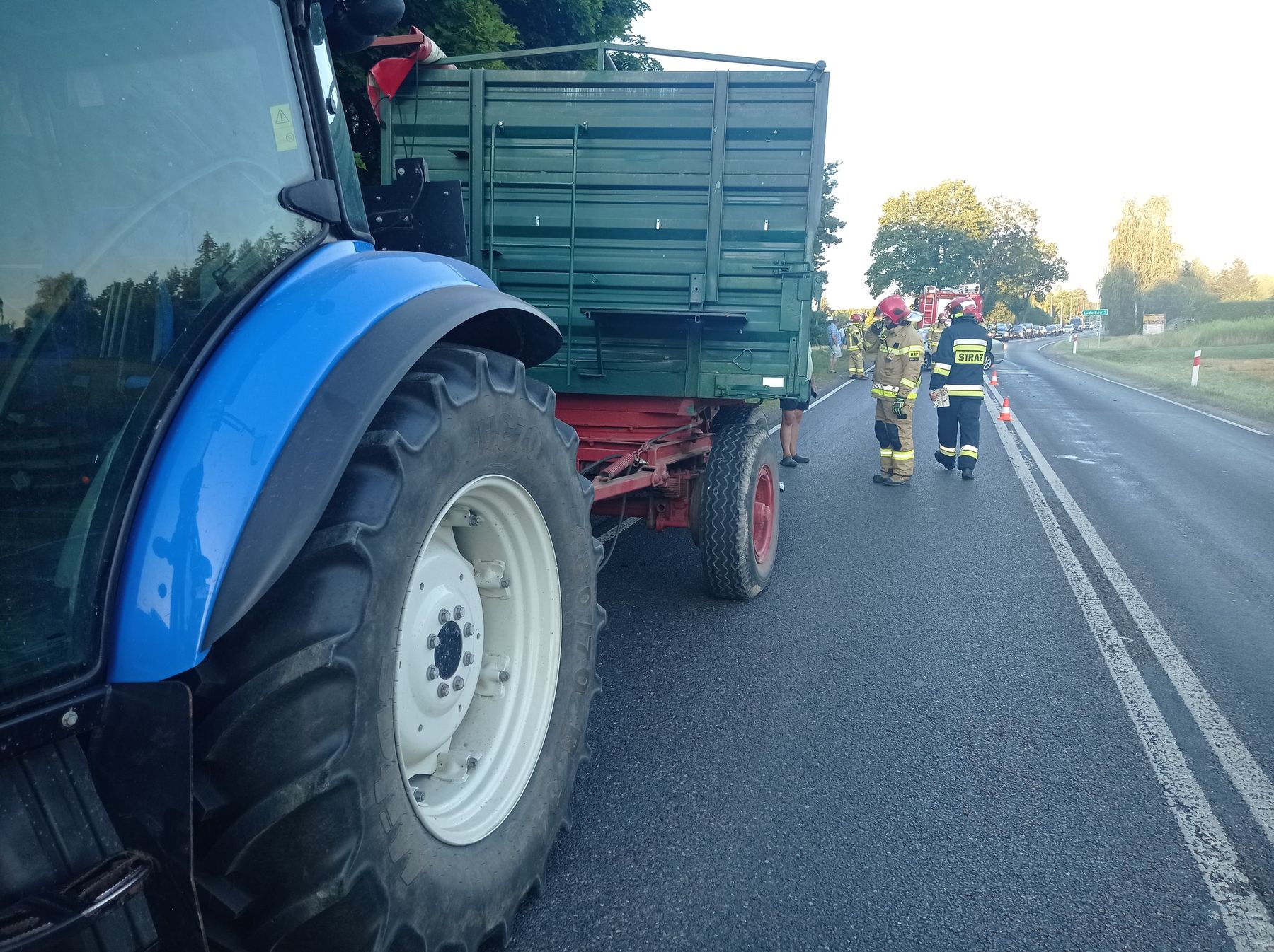 Samochód osobowy zderzył się z ciągnikiem rolniczym. Są utrudnienia na trasie Lublin – Łęczna (zdjęcia)