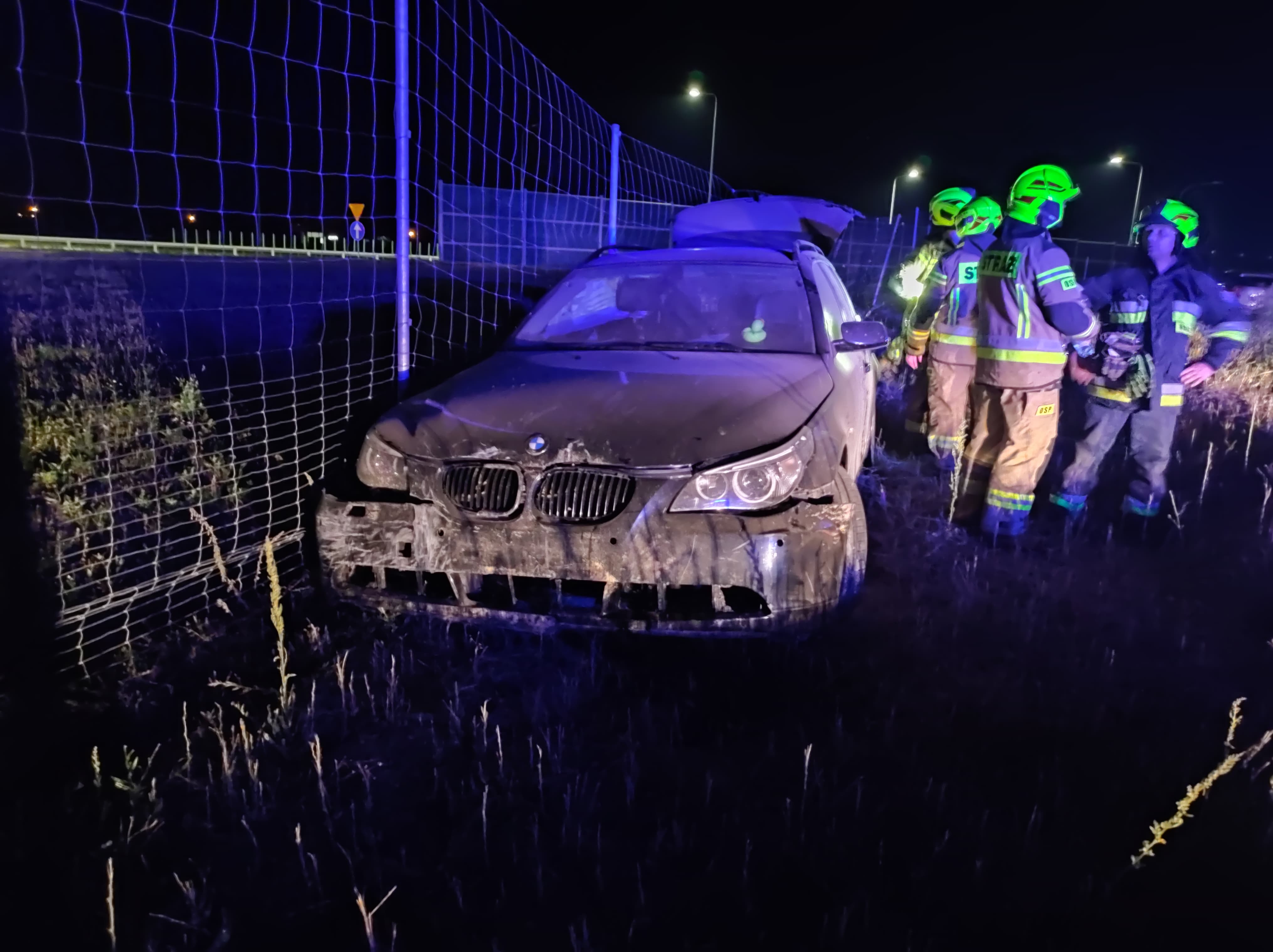 Nie zauważył zakrętu. BMW uderzyło w słup, staranowało skrzynkę energetyczną i ogrodzenie (zdjęcia)