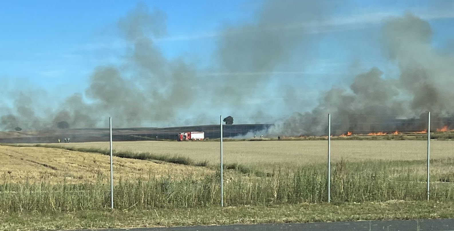 Kolejny pożar w rolnictwie. Strażacy walczą z ogniem (zdjęcia)