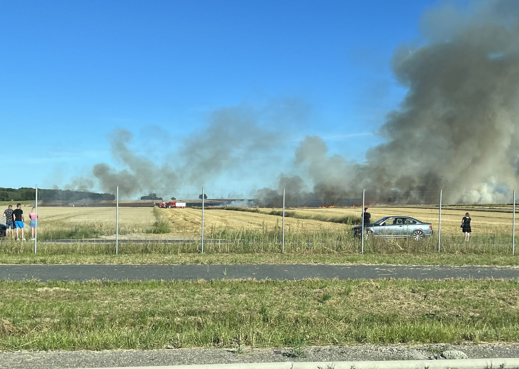 Kolejny pożar w rolnictwie. Strażacy walczą z ogniem (zdjęcia)