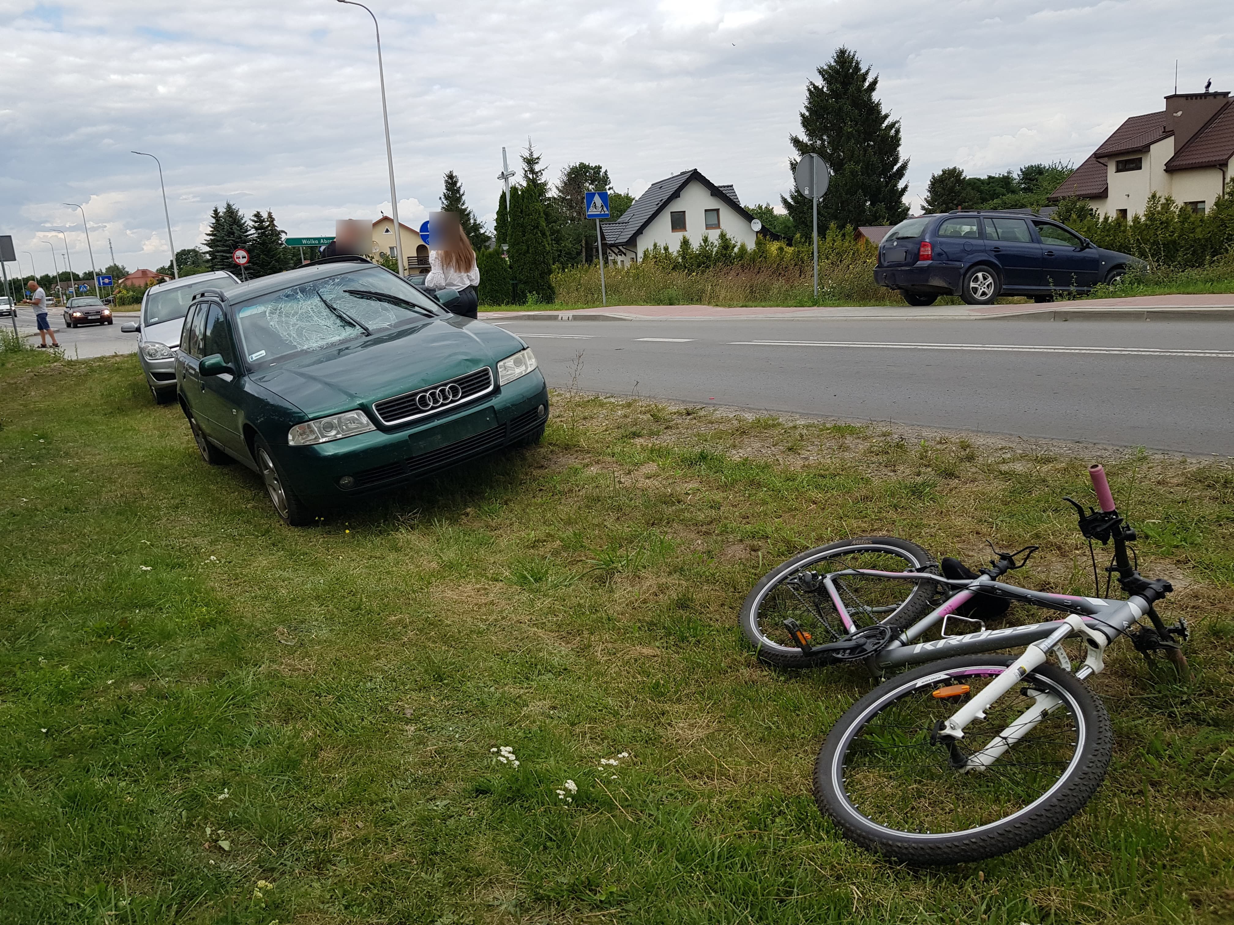 Rowerzystka przejeżdżała na drugą stronę jezdni. Została potrącona przez audi (zdjęcia)