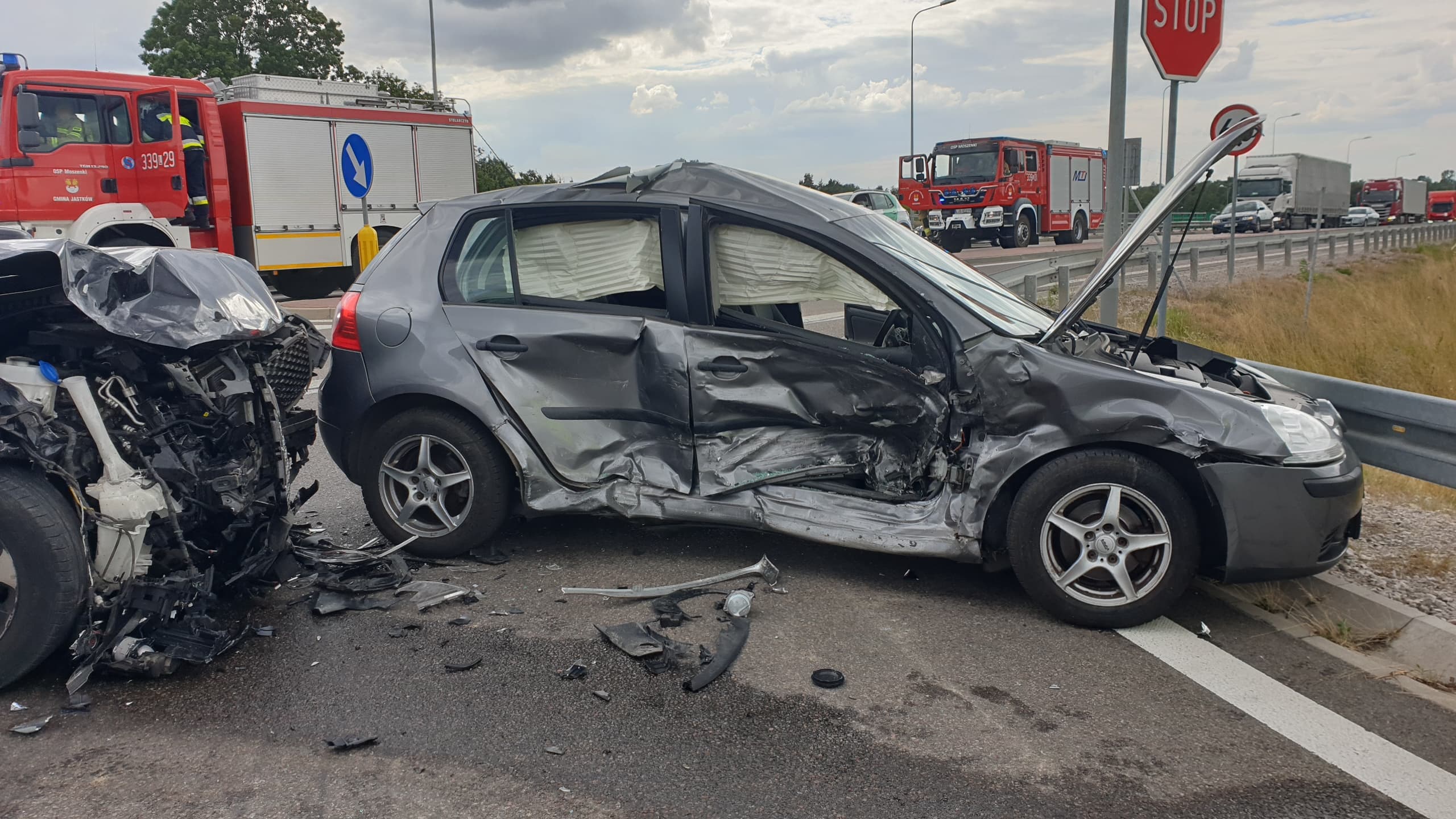 Skręcał w lewo, nie ustąpił pierwszeństwa przejazdu. Jedna osoba trafiła do szpitala (zdjęcia)