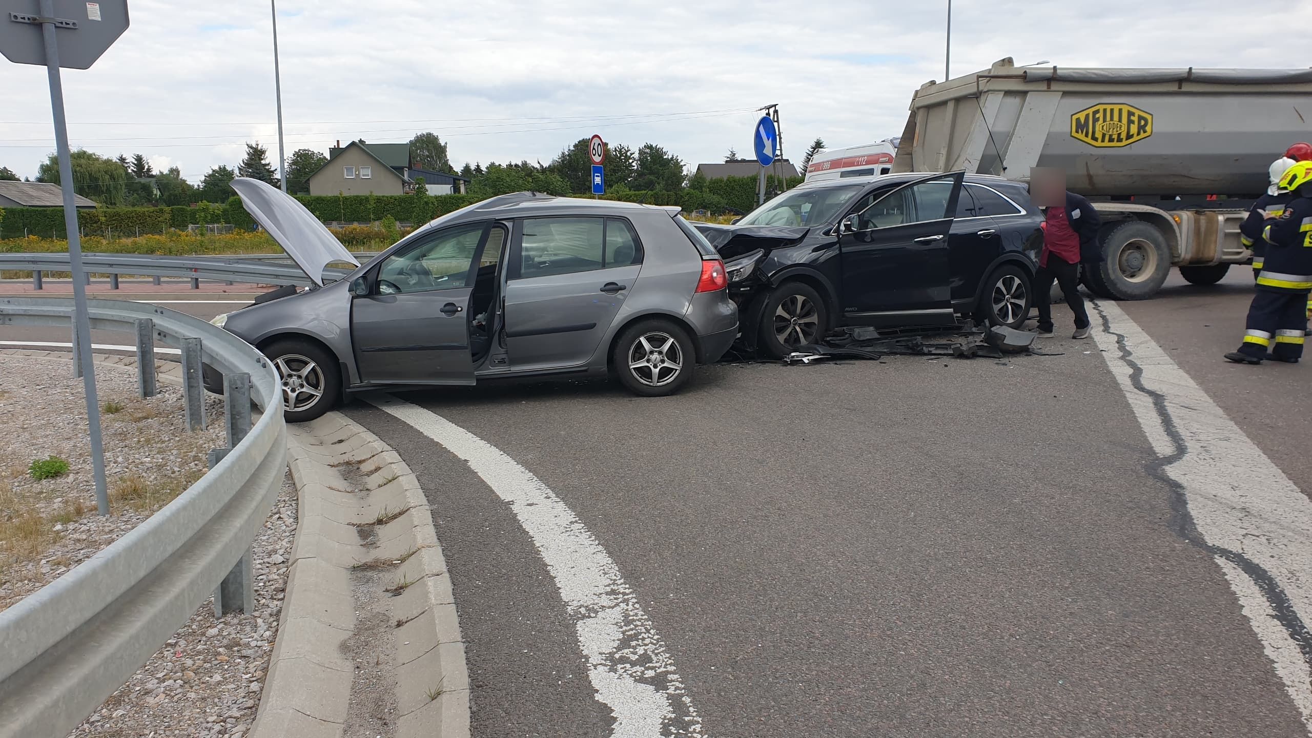 Skręcał w lewo, nie ustąpił pierwszeństwa przejazdu. Jedna osoba trafiła do szpitala (zdjęcia)