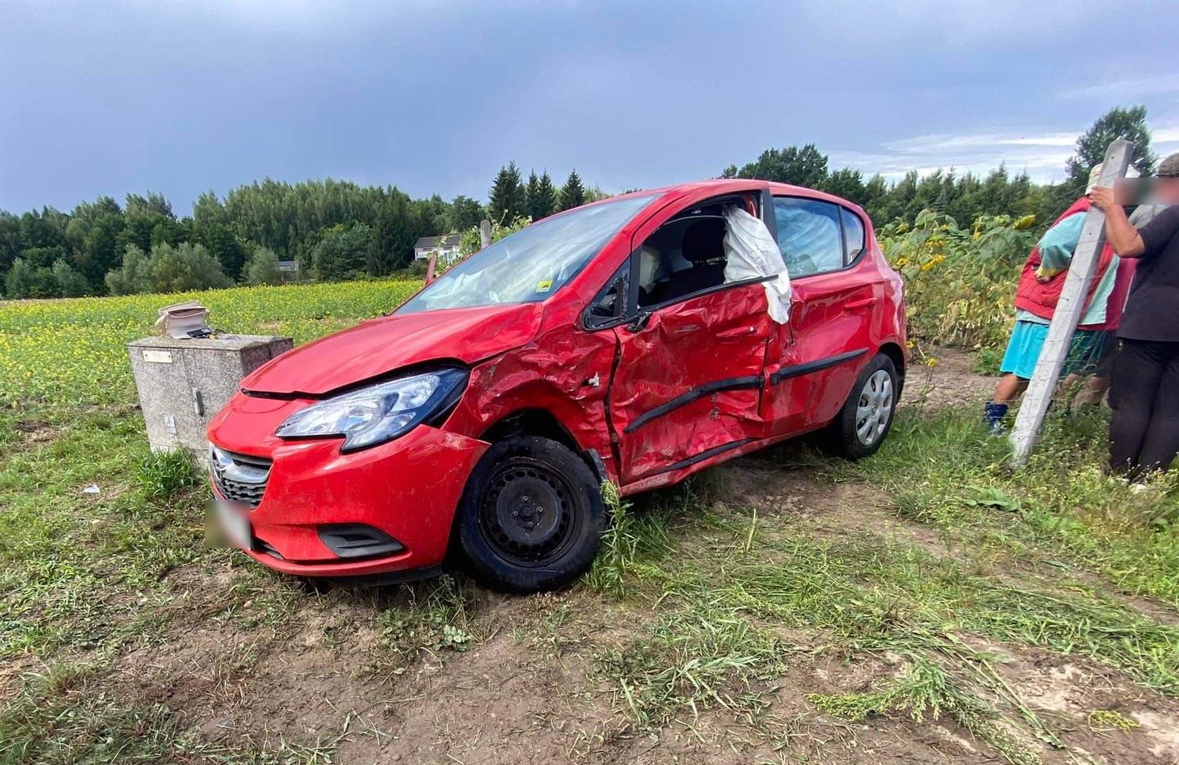 Na tym skrzyżowaniu kierowcy notorycznie lekceważą znak stop. Właśnie doszło do kolejnego wypadku (zdjęcia)