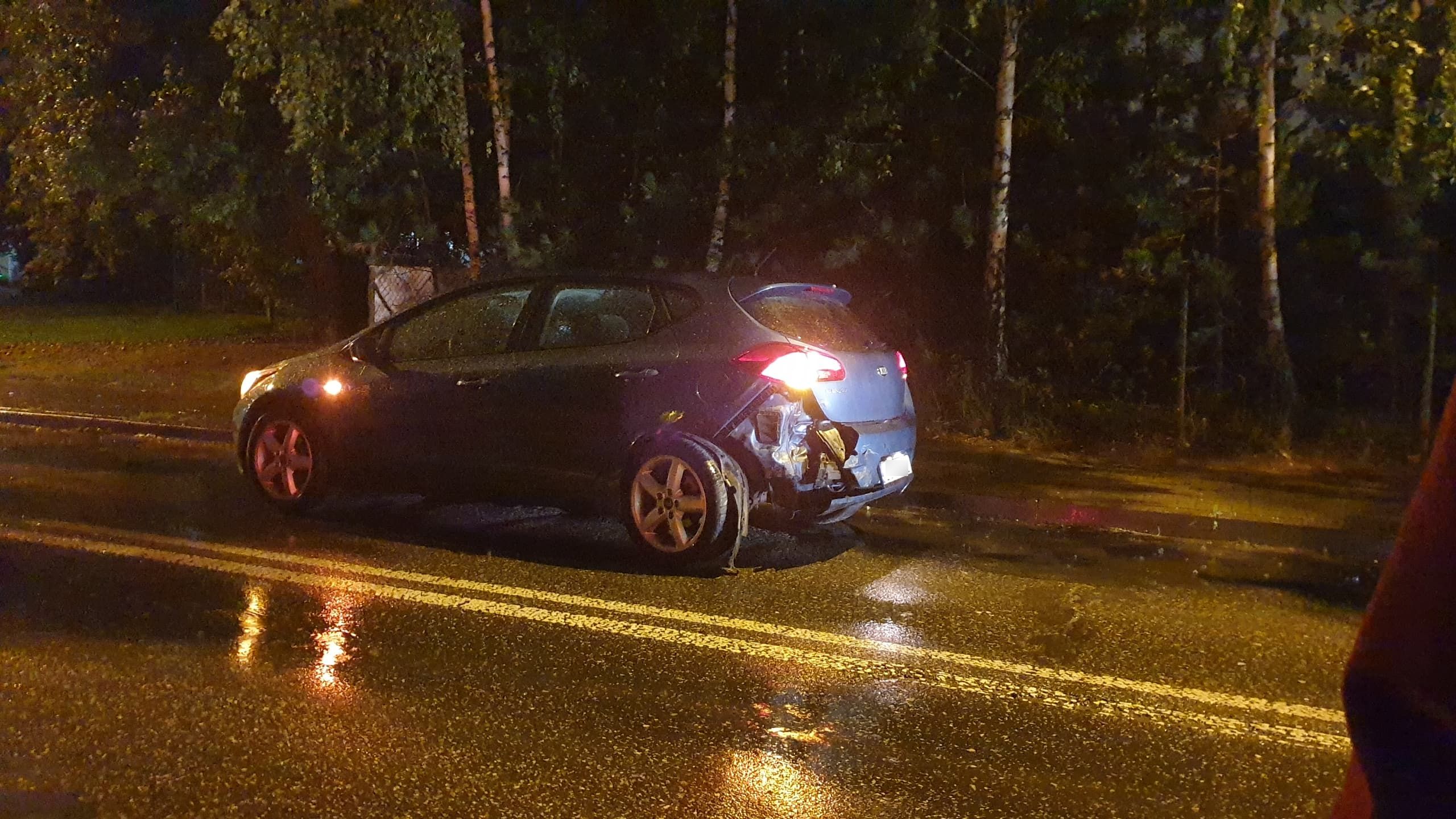 Wjechał w kię, wyskoczył z auta i uciekł pieszo. To samo uczynił pasażer (zdjęcia)