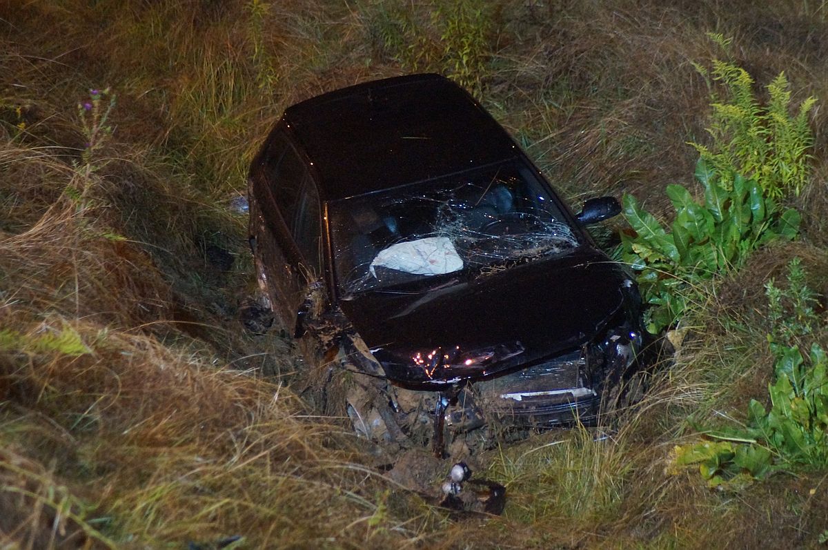 Audi przejechało przez wyspę ronda, staranowało bariery i spadło z wysokiej skarpy. Kierowca z pasażerem uciekli pieszo (zdjęcia)