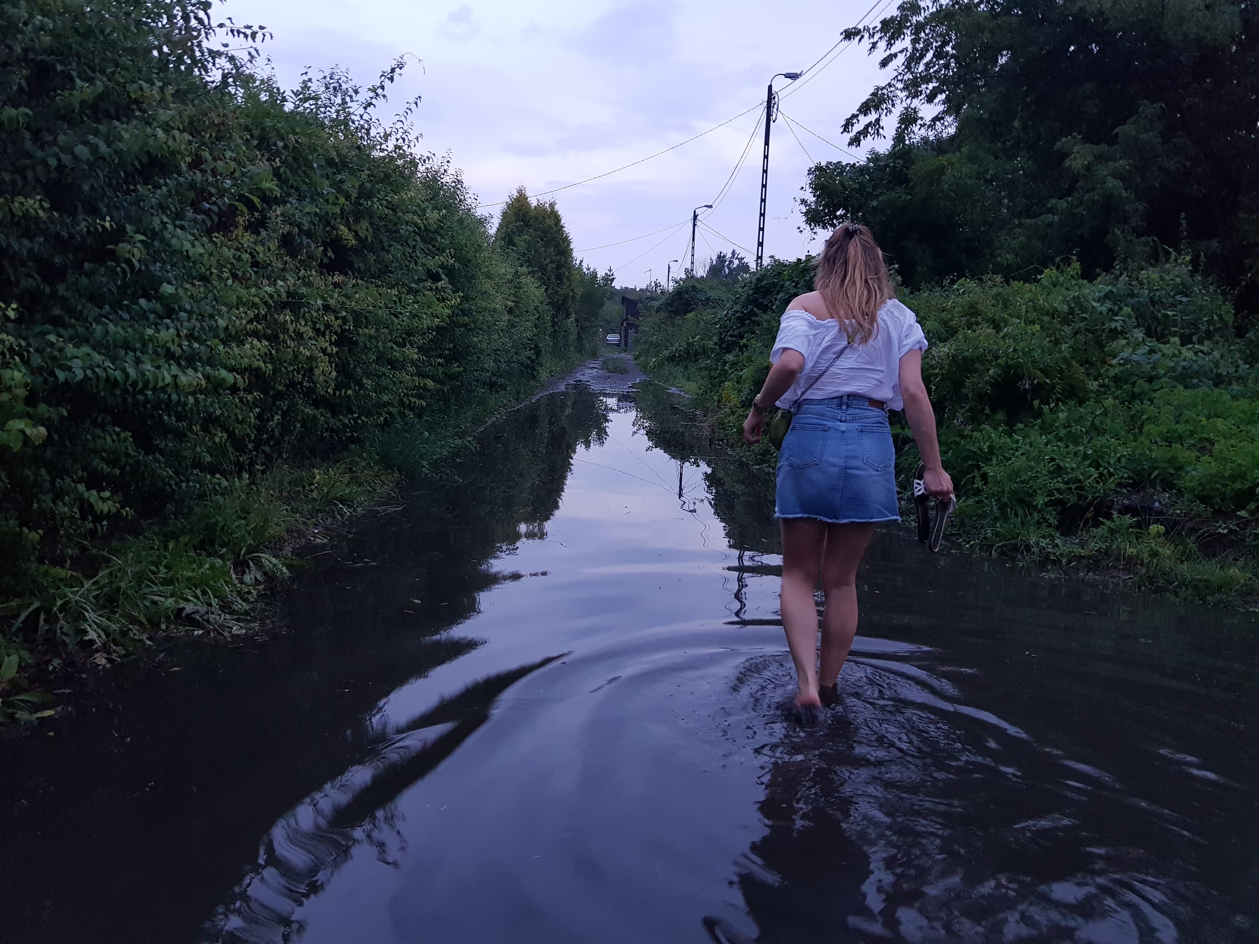 Po ulewie znów zalało posesje. Strażacy pompują wodę na ul. Dzierżawnej i Wapiennej (zdjęcia)