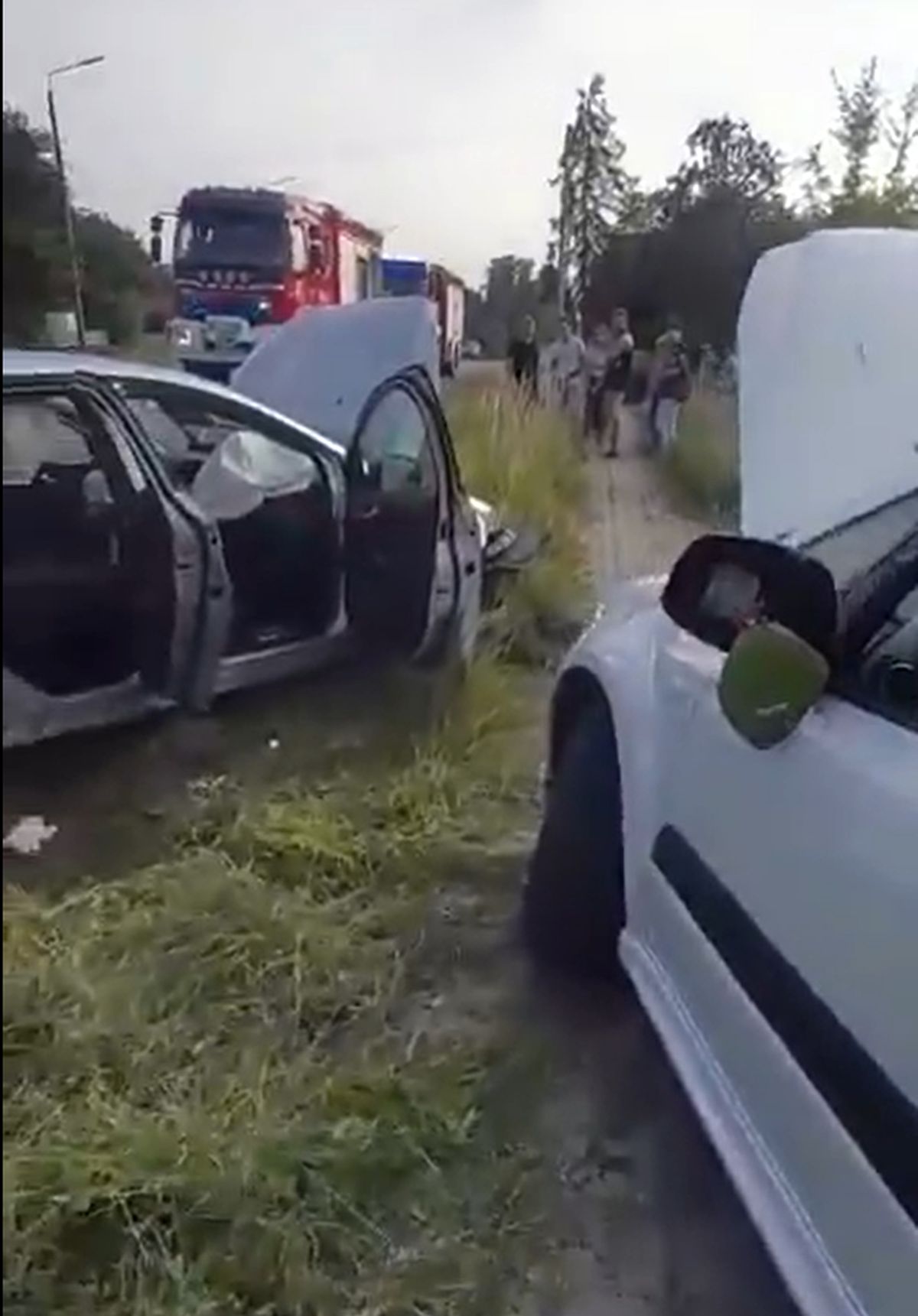 Ford wypadł z drogi. Uderzył w stojące we wjeździe na posesję auto (zdjęcia, wideo)