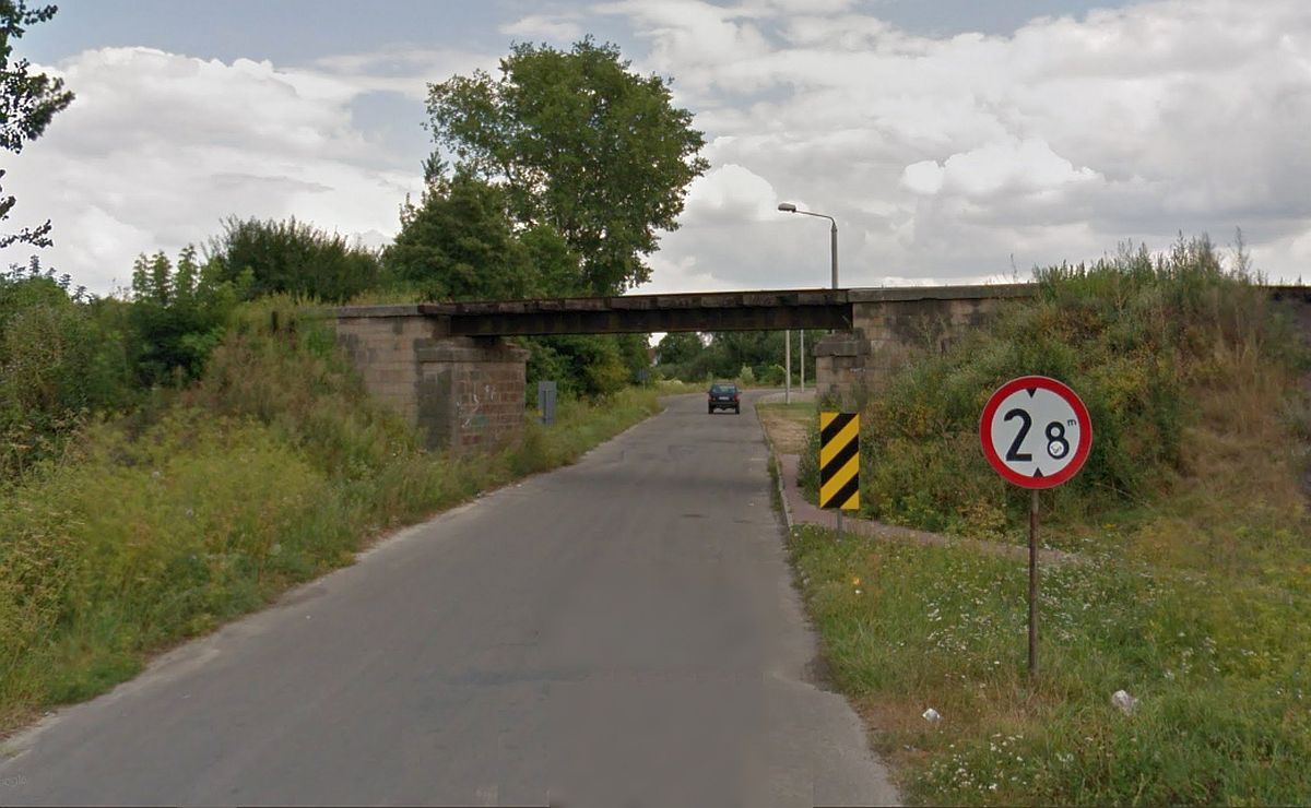 Kierowca zignorował znaki, wiadukt został poważnie uszkodzony. Kursy kolei wąskotorowej pod znakiem zapytania (zdjęcia)