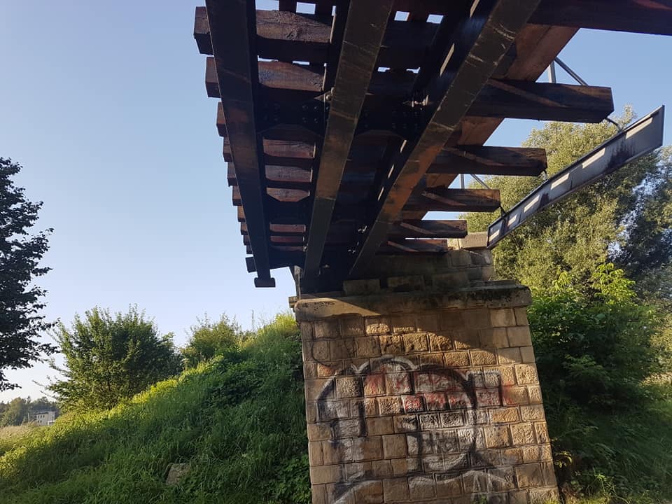 Kierowca zignorował znaki, wiadukt został poważnie uszkodzony. Kursy kolei wąskotorowej pod znakiem zapytania (zdjęcia)