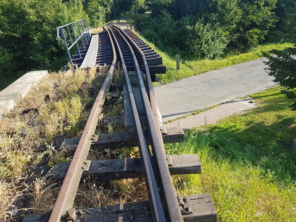 Kierowca zignorował znaki, wiadukt został poważnie uszkodzony. Kursy kolei wąskotorowej pod znakiem zapytania (zdjęcia)