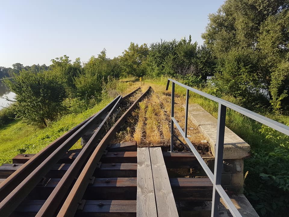 Kierowca zignorował znaki, wiadukt został poważnie uszkodzony. Kursy kolei wąskotorowej pod znakiem zapytania (zdjęcia)