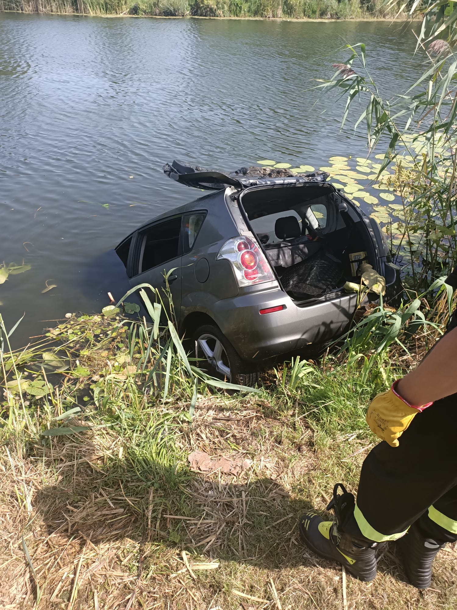 Toyota stoczyła się do stawu. Interweniowali strażacy z Lublina (zdjęcia)