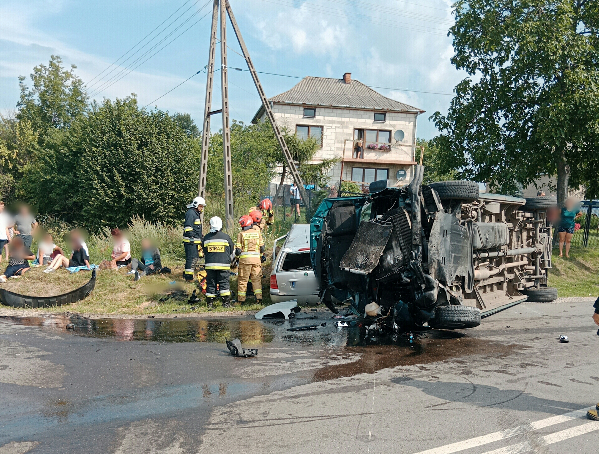 Poważny wypadek w regionie. Zderzenie busa przewożącego dzieci oraz osobówki (zdjęcia)