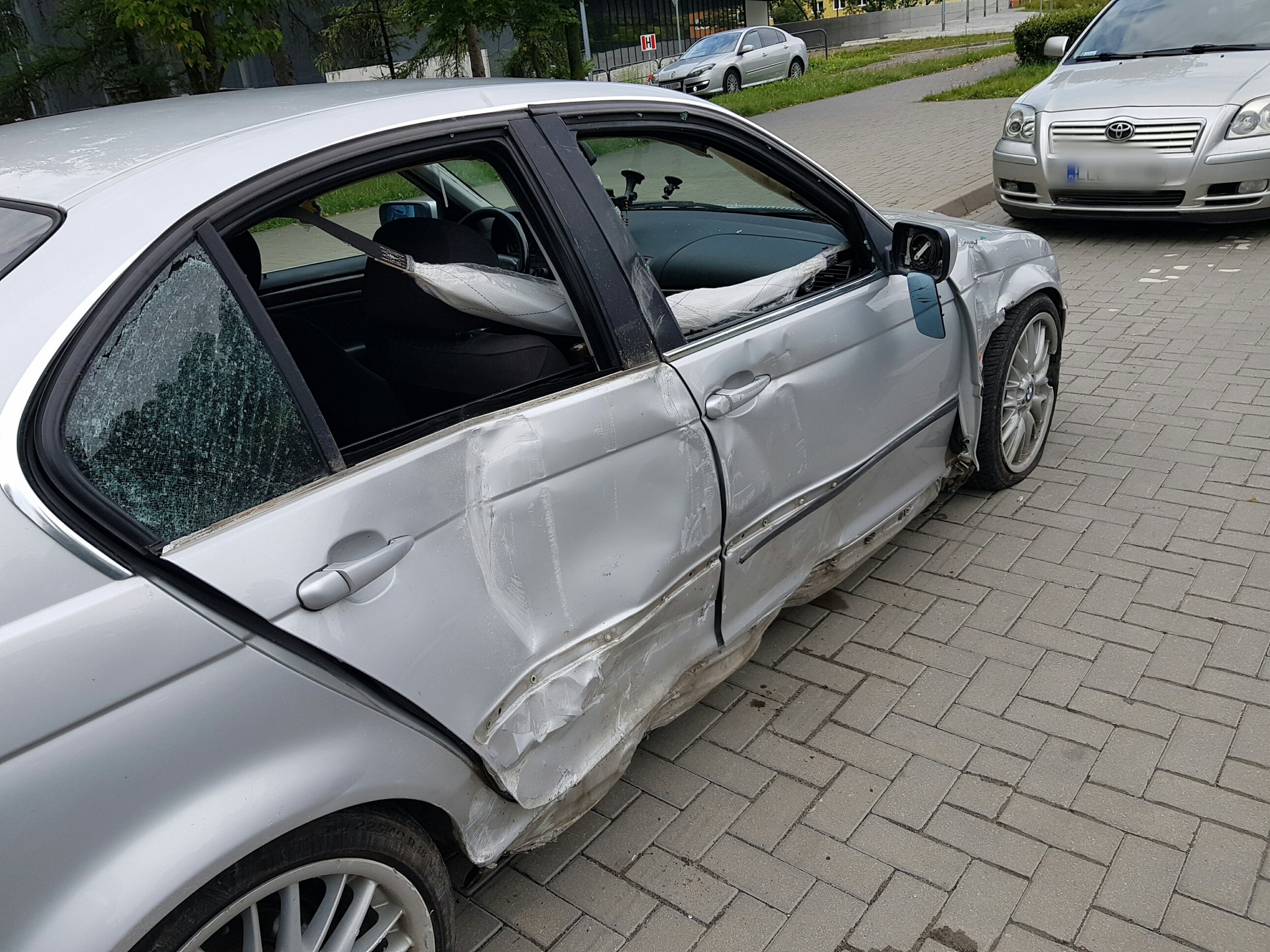 BMW staranowało barierki, kierowca porzucił auto i oddalił się (zdjęcia)