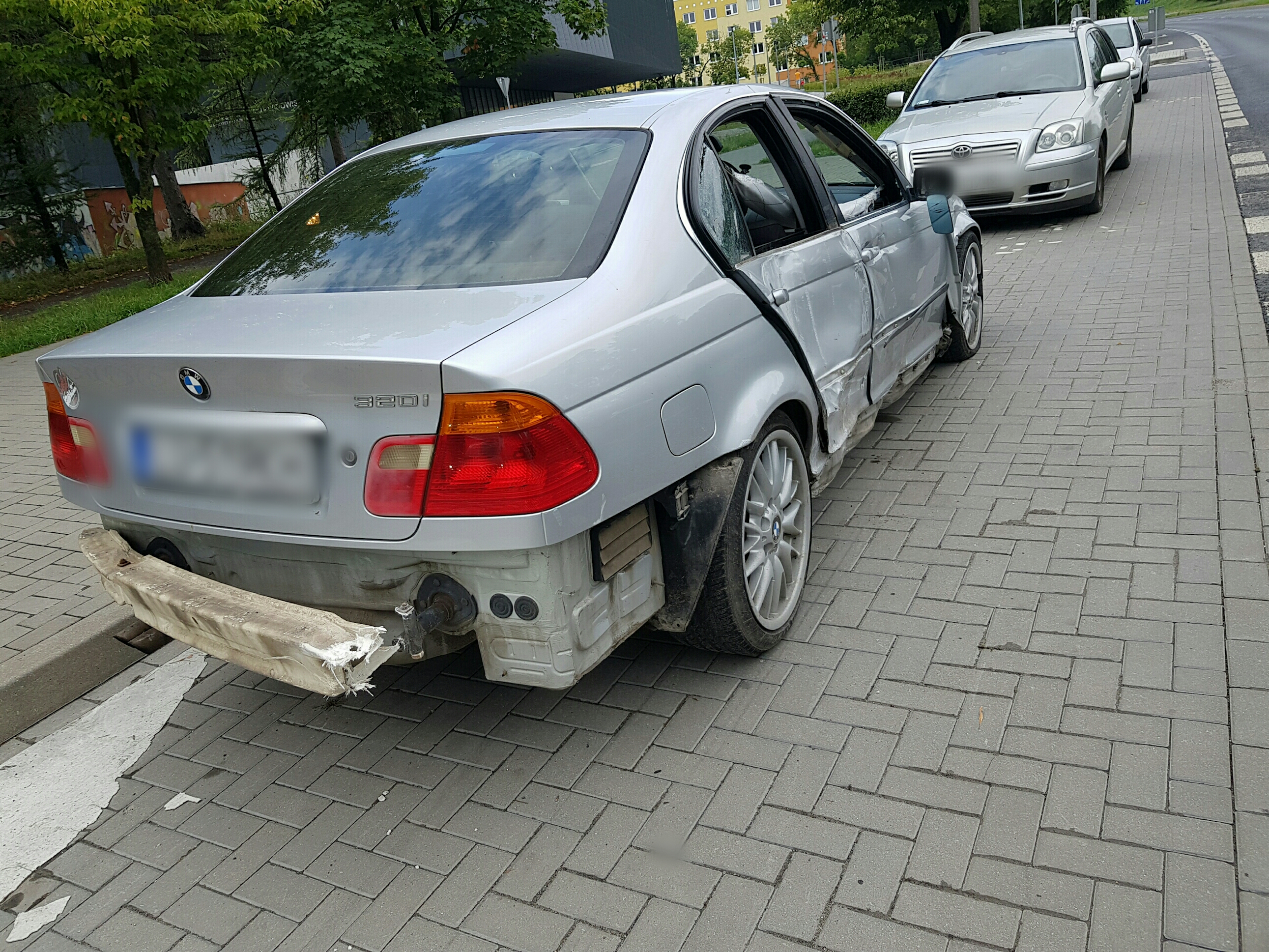 BMW staranowało barierki, kierowca porzucił auto i oddalił się (zdjęcia)