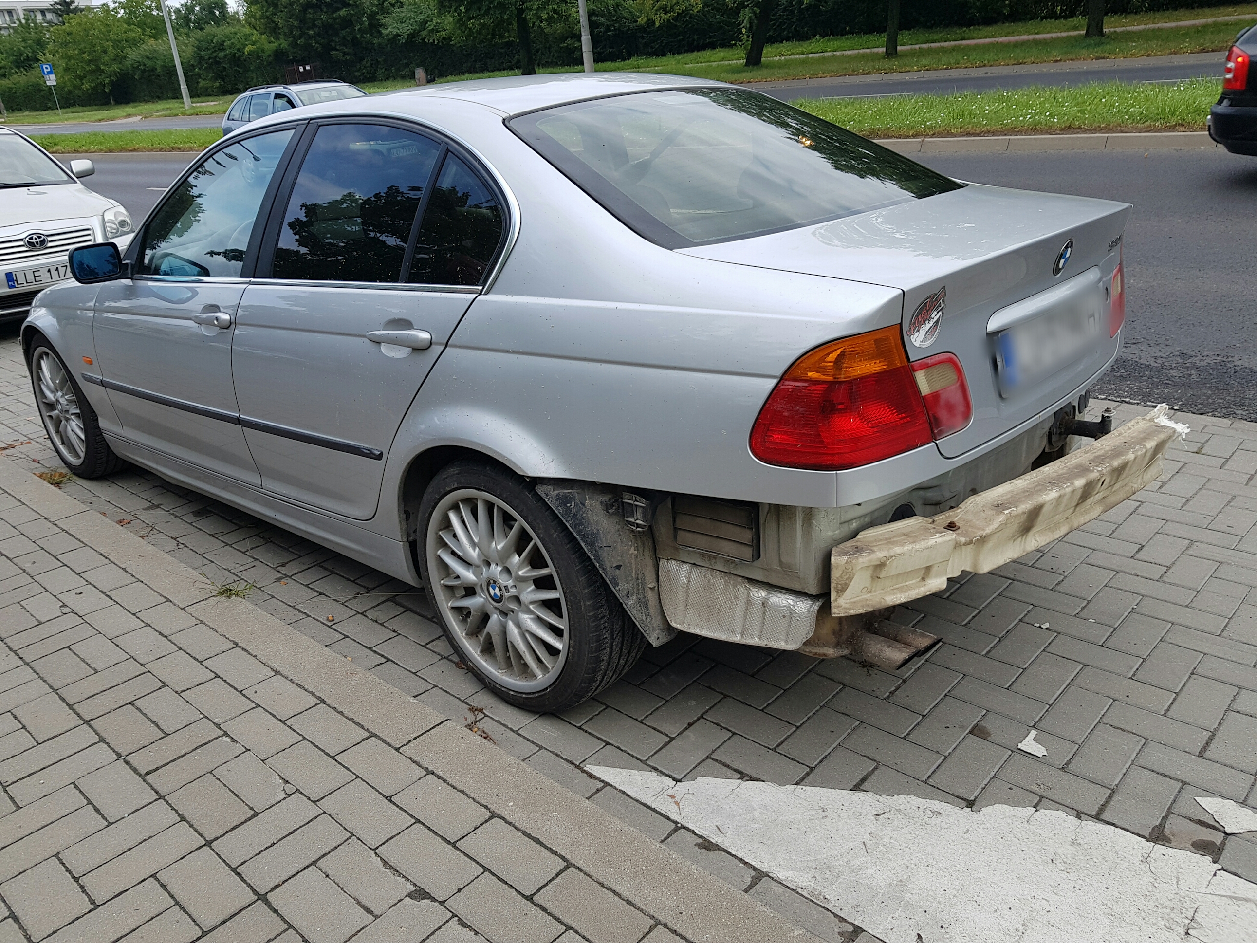 BMW staranowało barierki, kierowca porzucił auto i oddalił się (zdjęcia)