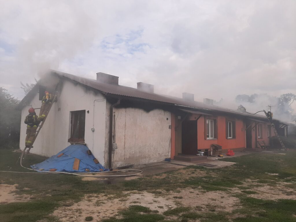 Pożar budynku mieszkalnego wielorodzinnego. Ogień obejmował jedno z mieszkań i poddasze (zdjęcia)