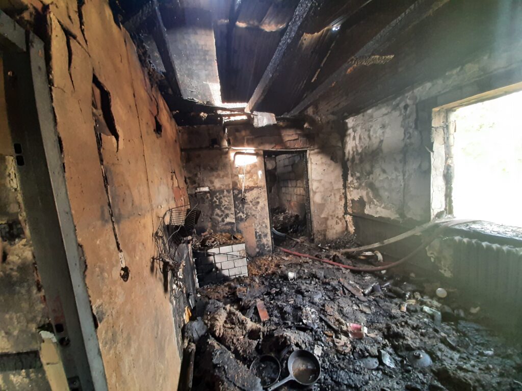 Pożar budynku mieszkalnego wielorodzinnego. Ogień obejmował jedno z mieszkań i poddasze (zdjęcia)