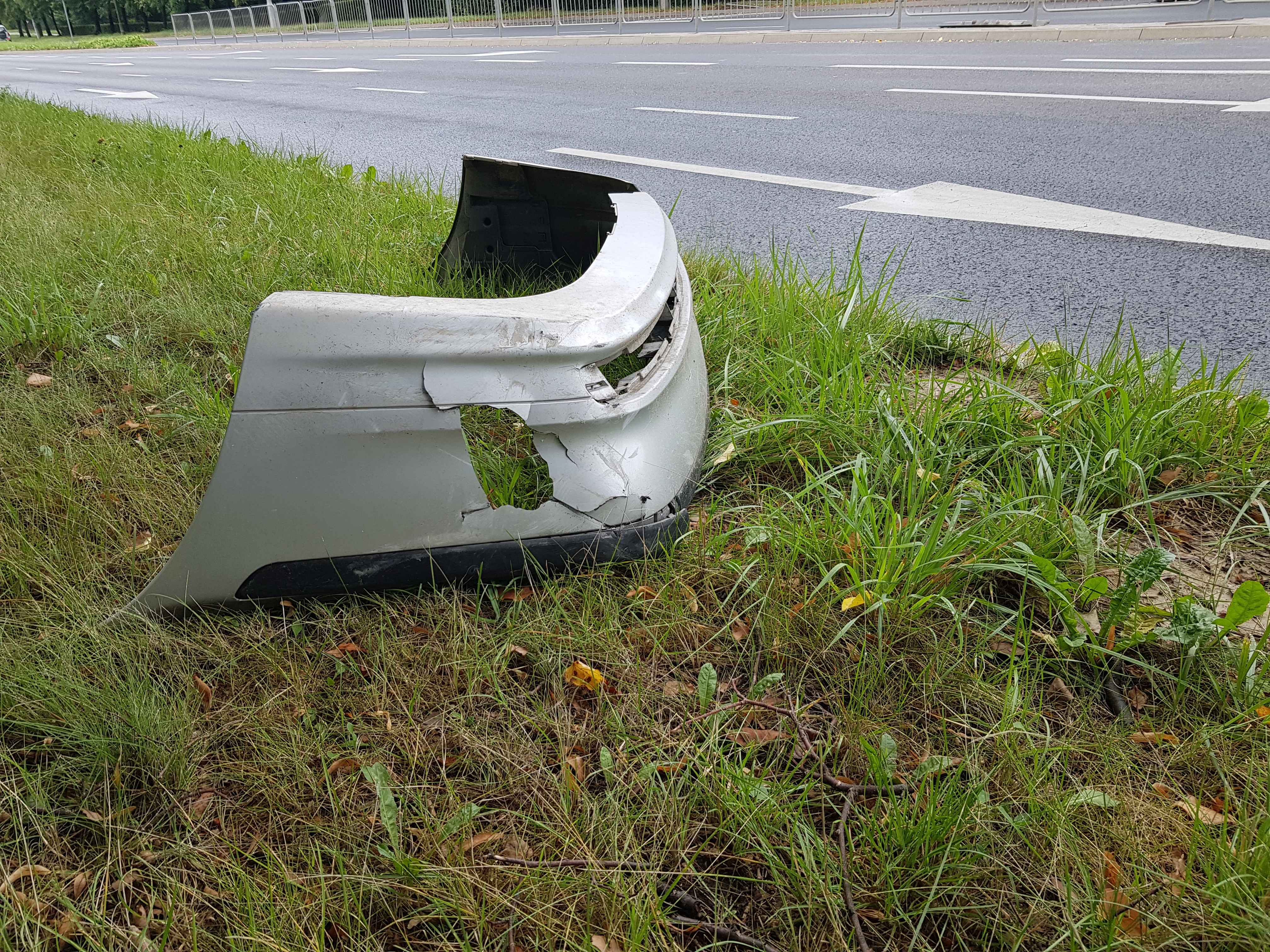 BMW staranowało barierki, kierowca porzucił auto i oddalił się (zdjęcia)