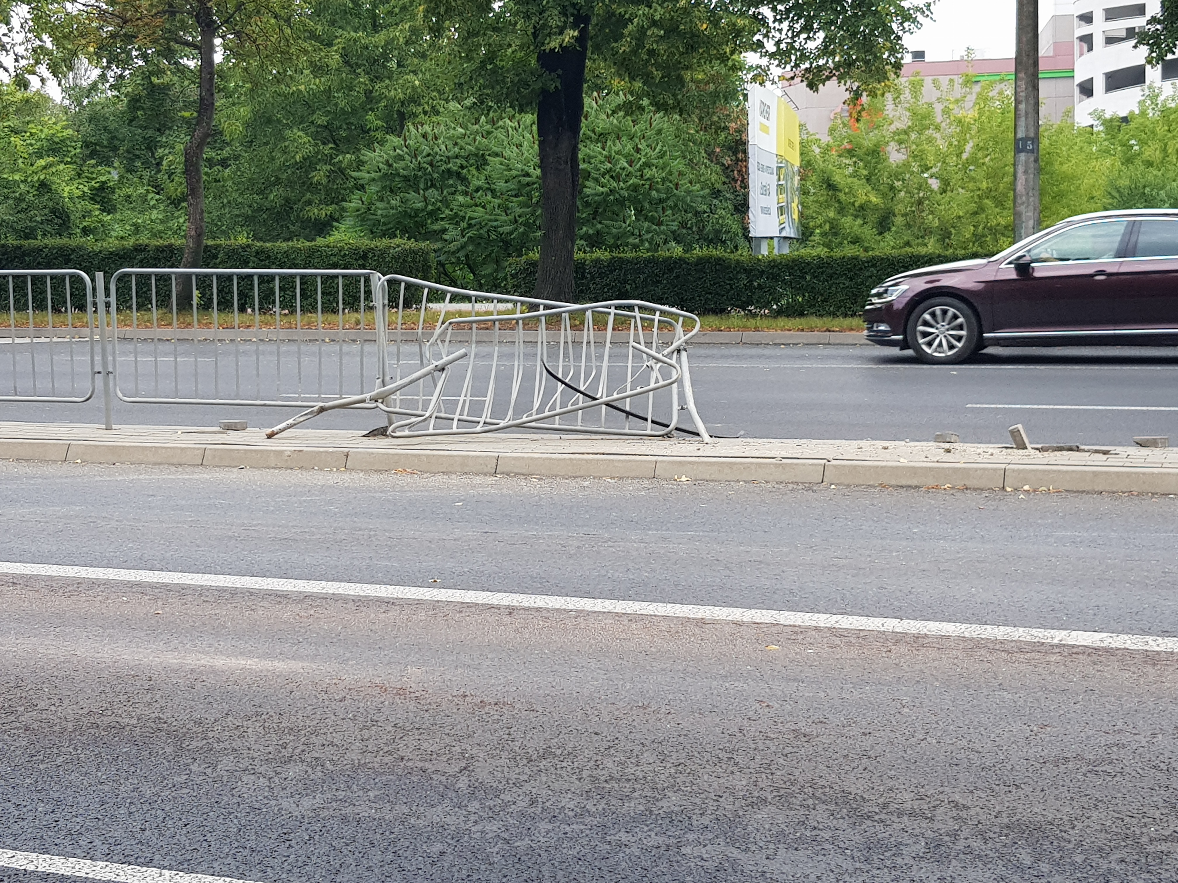 BMW staranowało barierki, kierowca porzucił auto i oddalił się (zdjęcia)