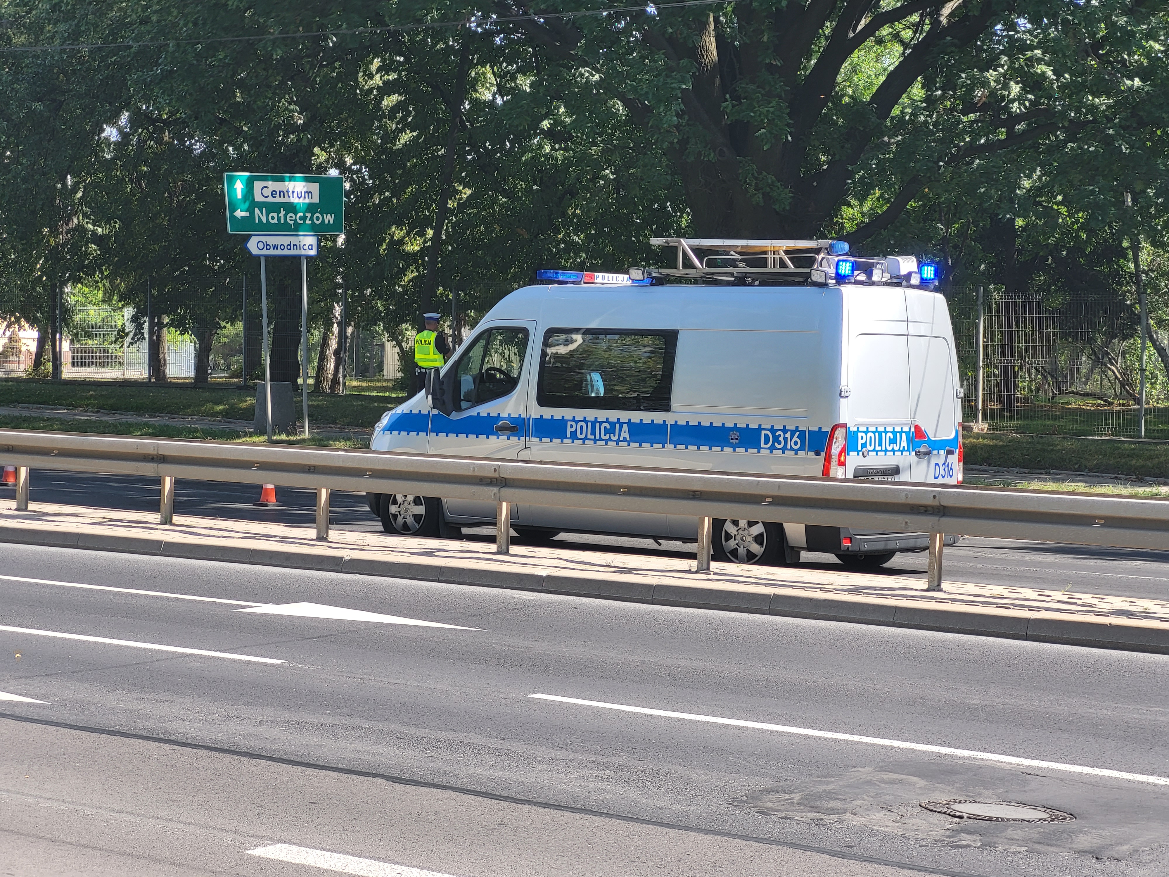 Groźny wypadek z udziałem rowerzysty. Kierujący jednośladem uderzył w koparkę (zdjęcia)